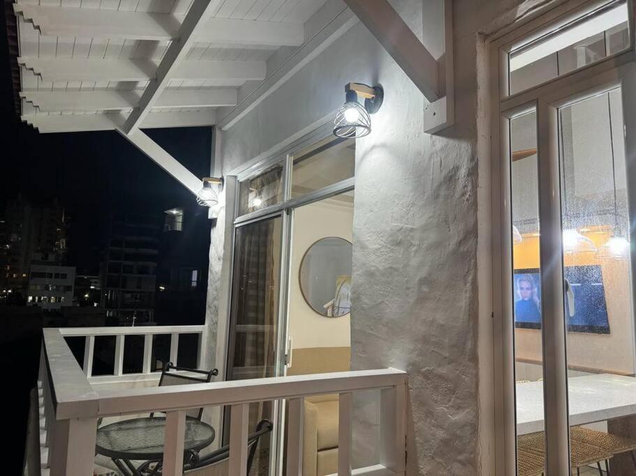 Cómodo apartamento con vista al mar y la montaña