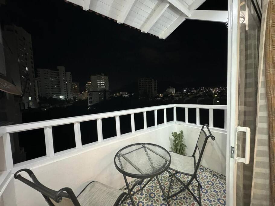 Cómodo apartamento con vista al mar y la montaña