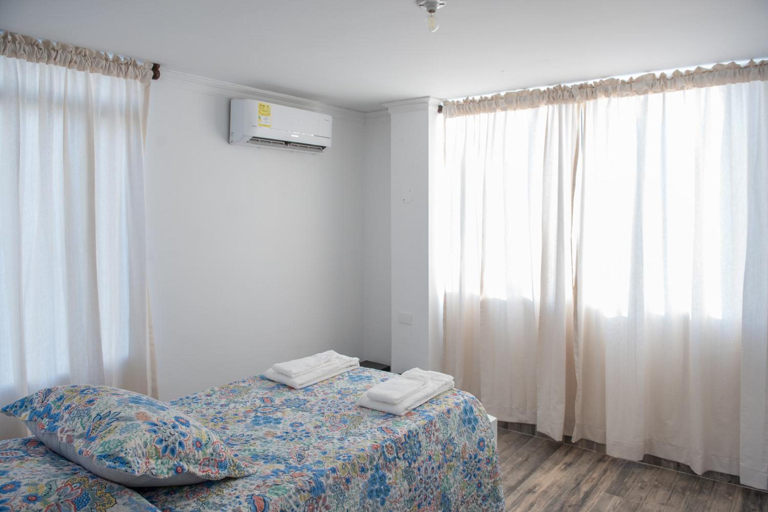 Cómodo apartamento con vista al mar y la montaña