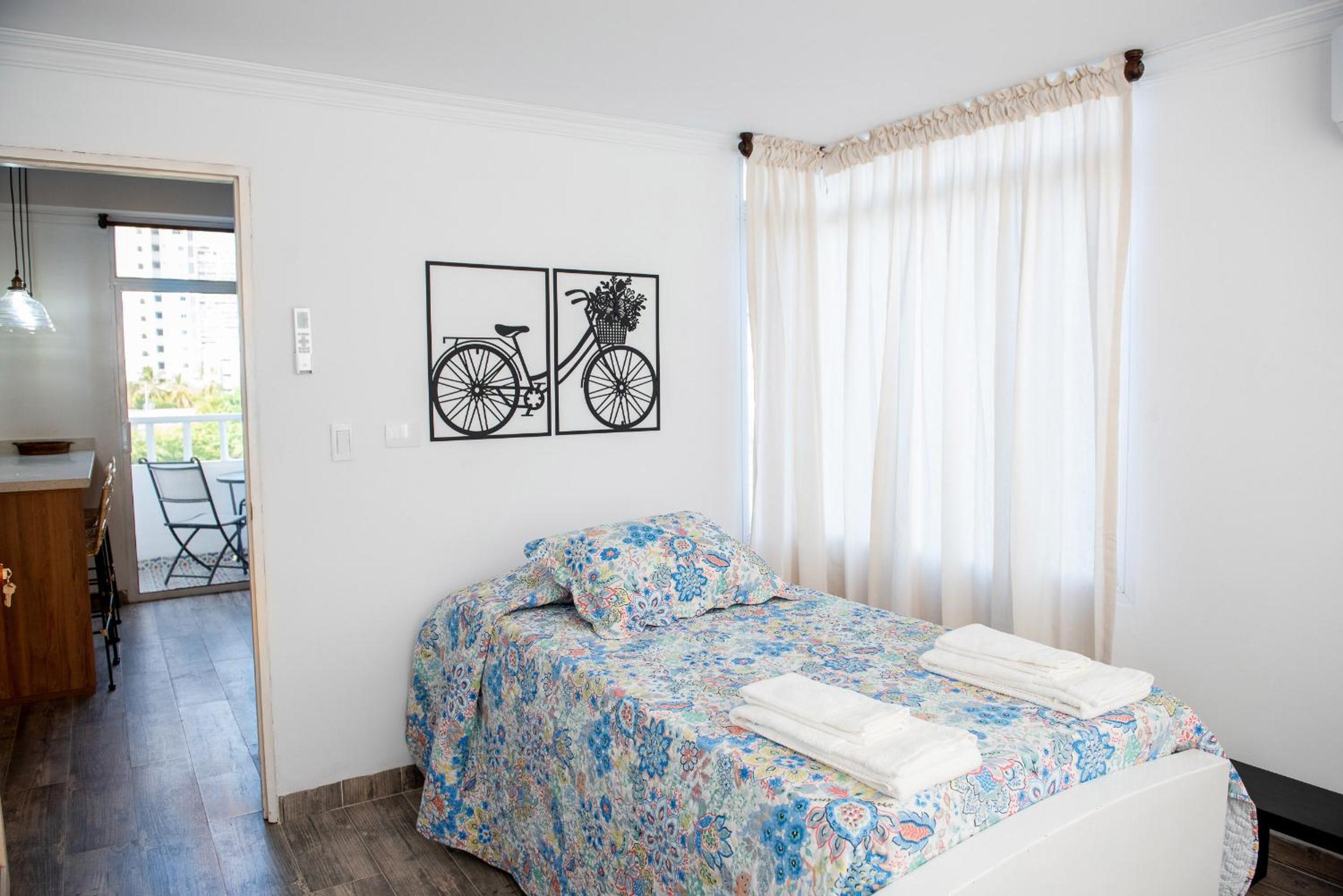 Cómodo apartamento con vista al mar y la montaña