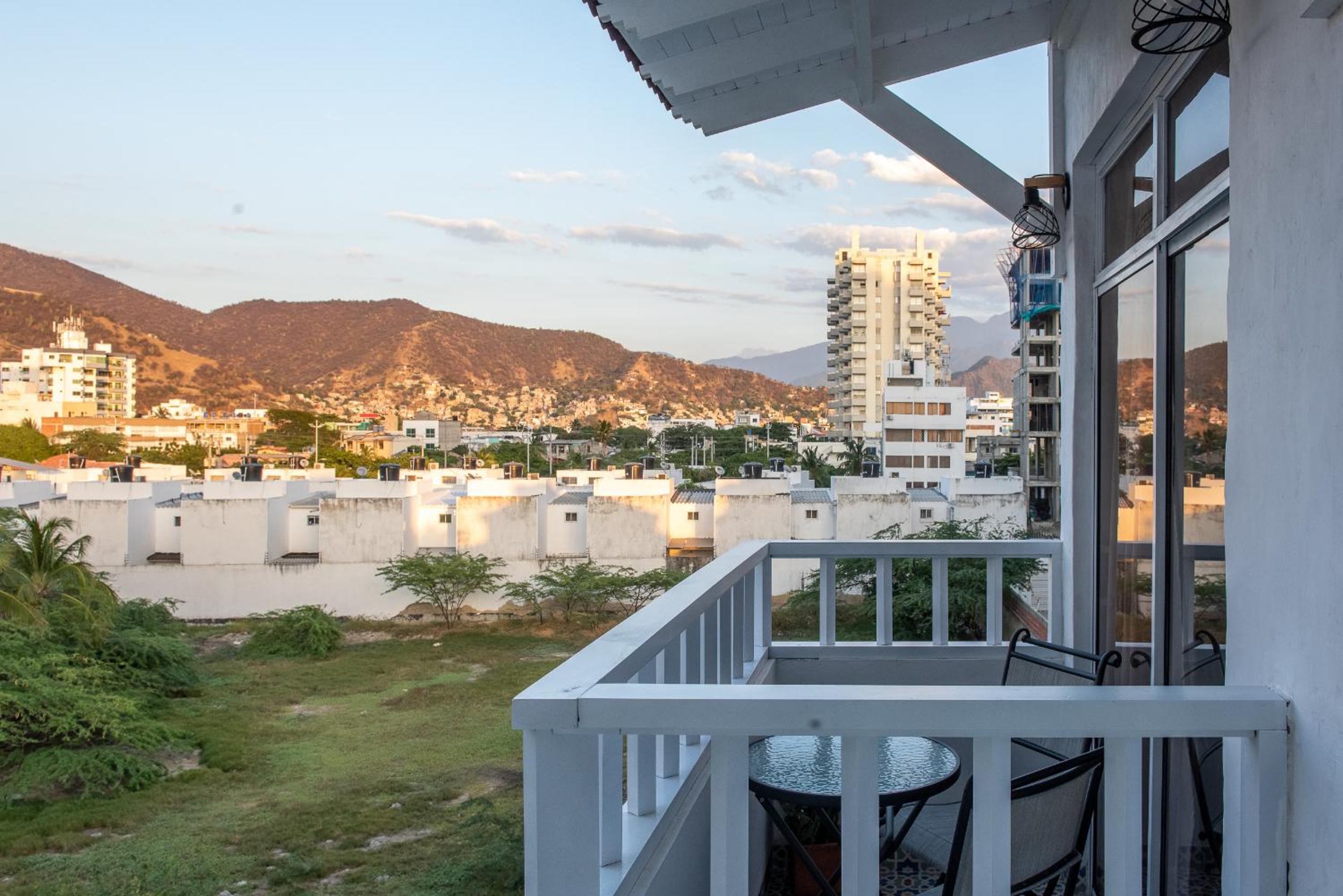Cómodo apartamento con vista al mar y la montaña