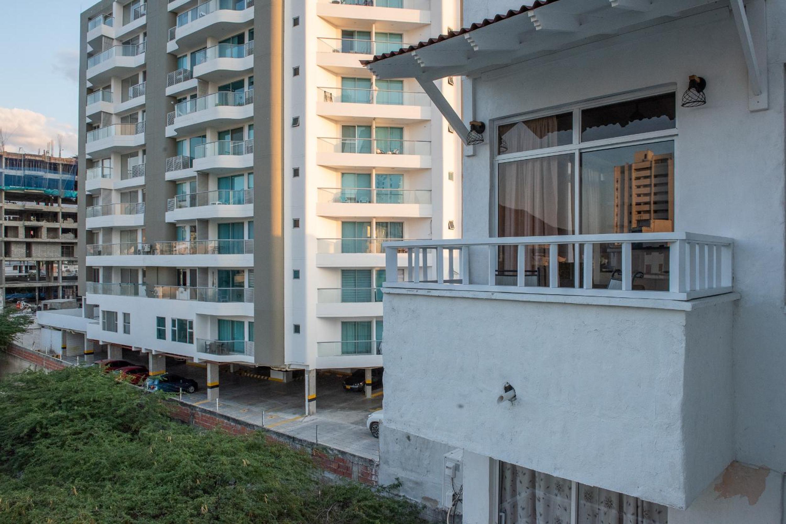 Cómodo apartamento con vista al mar y la montaña