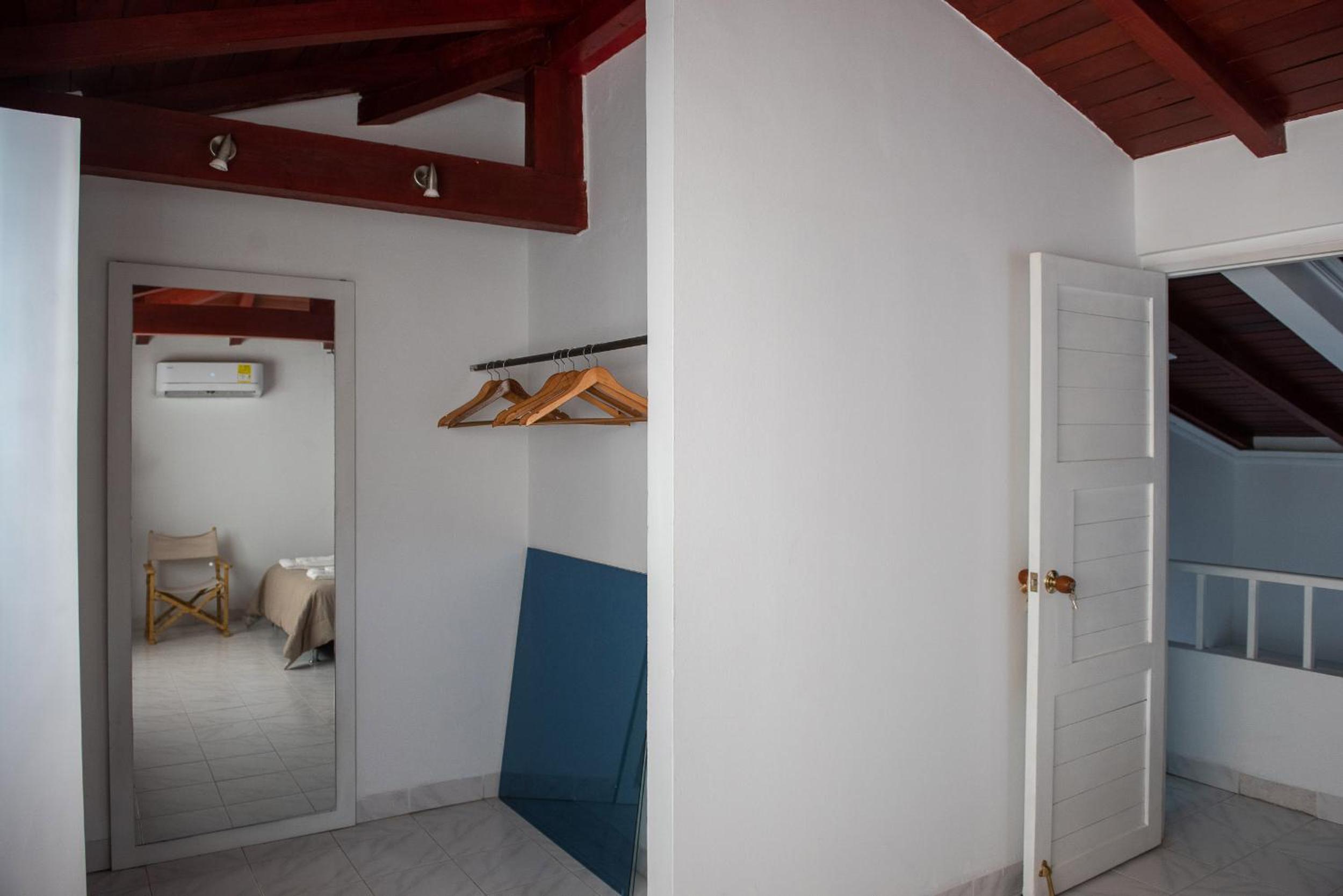 Cómodo apartamento con vista al mar y la montaña