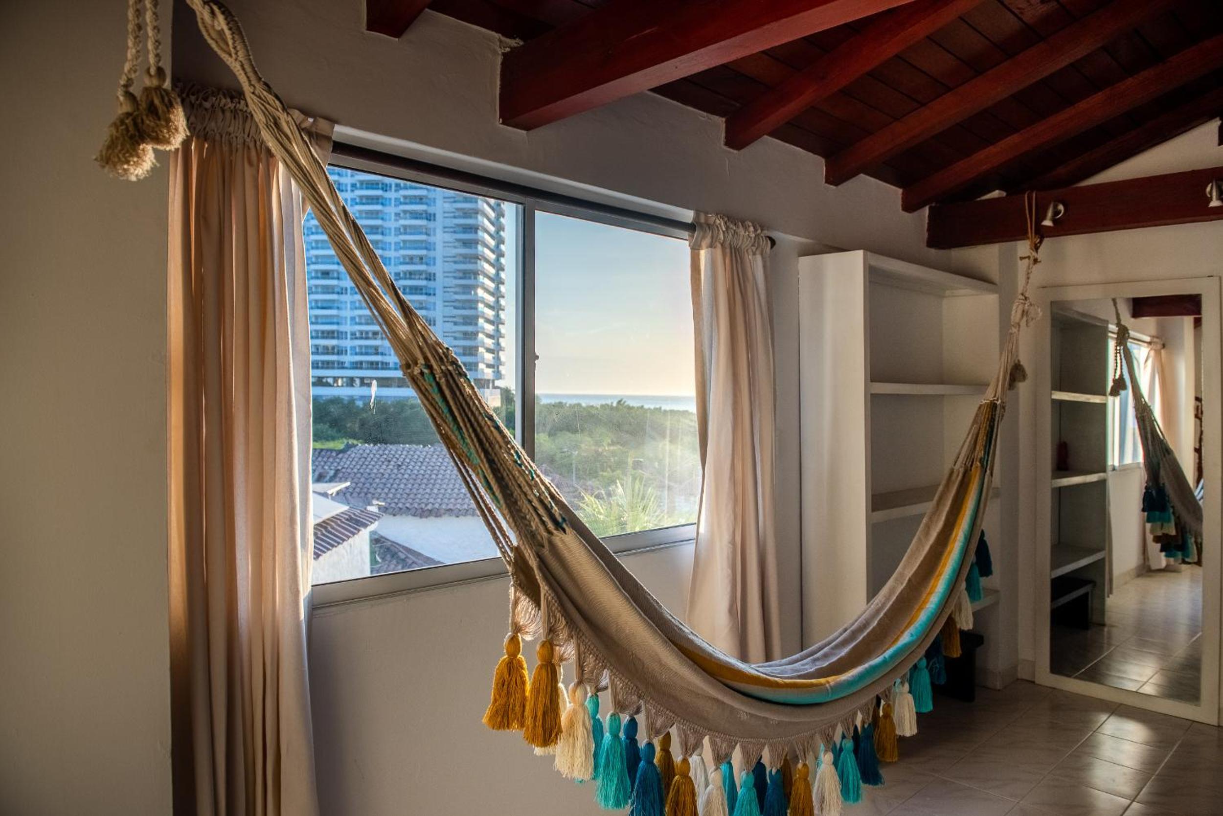 Cómodo apartamento con vista al mar y la montaña