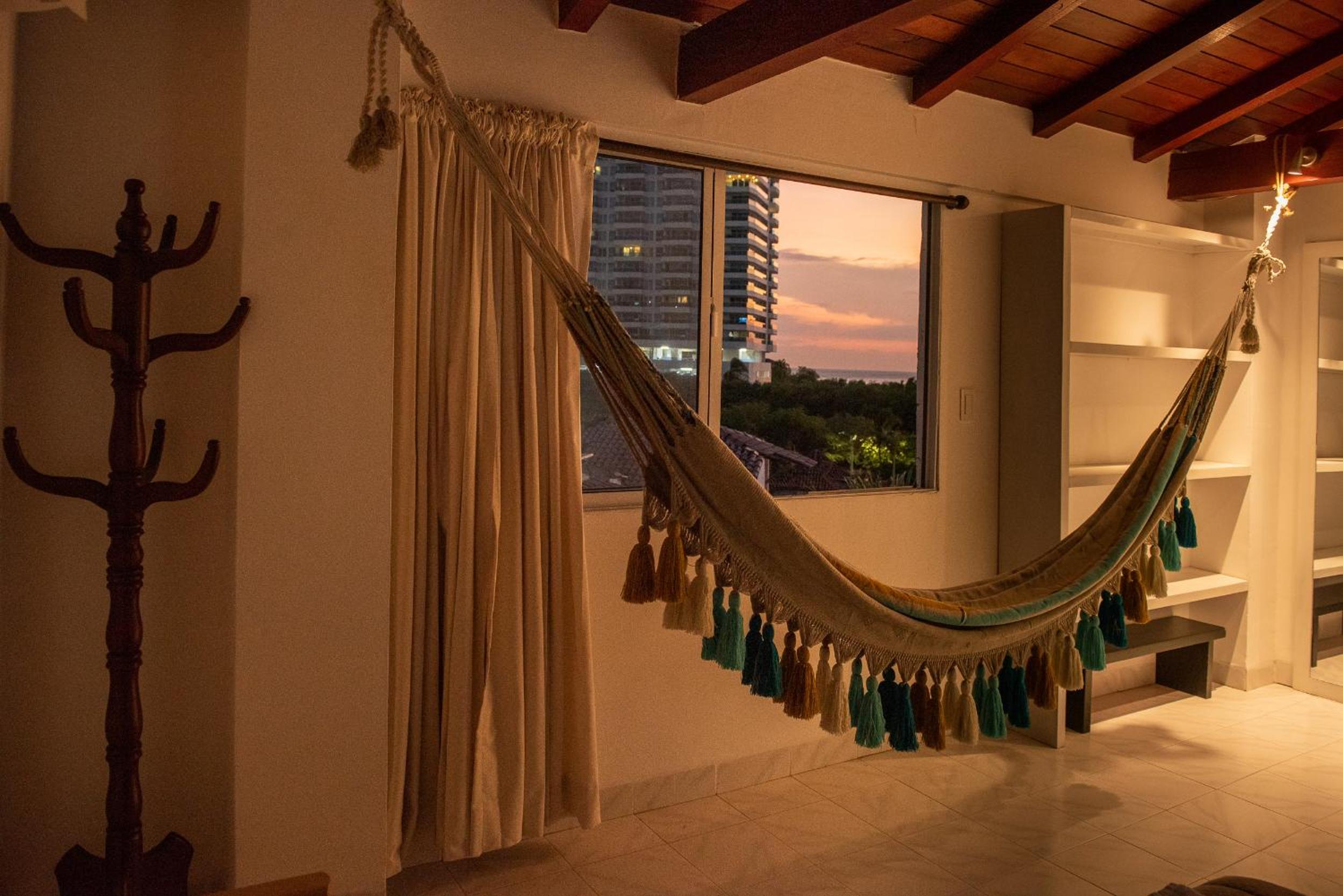 Cómodo apartamento con vista al mar y la montaña