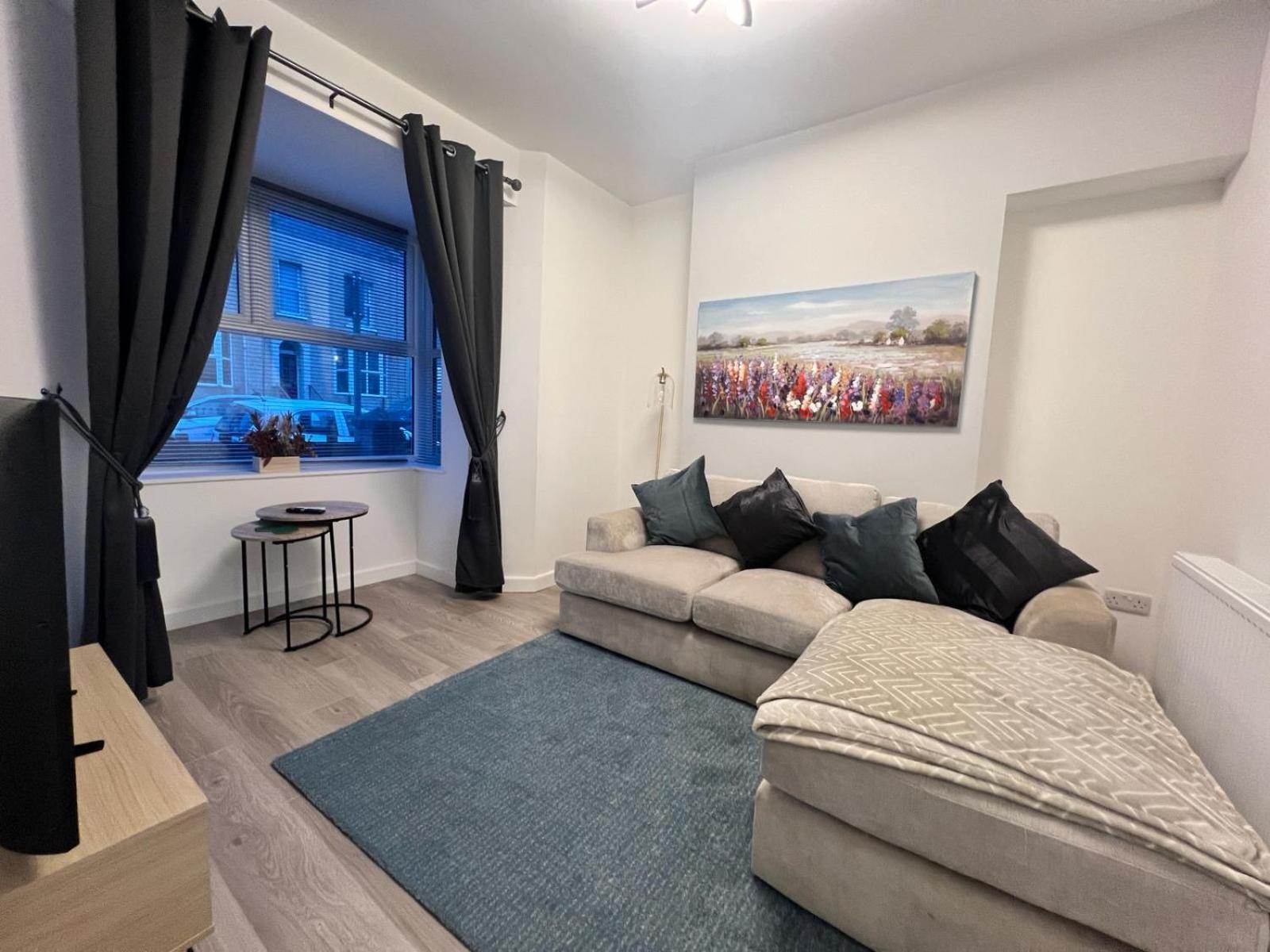 4 bedroom, sleeps 8 comfy home near to City Centre and Beaches! view 3