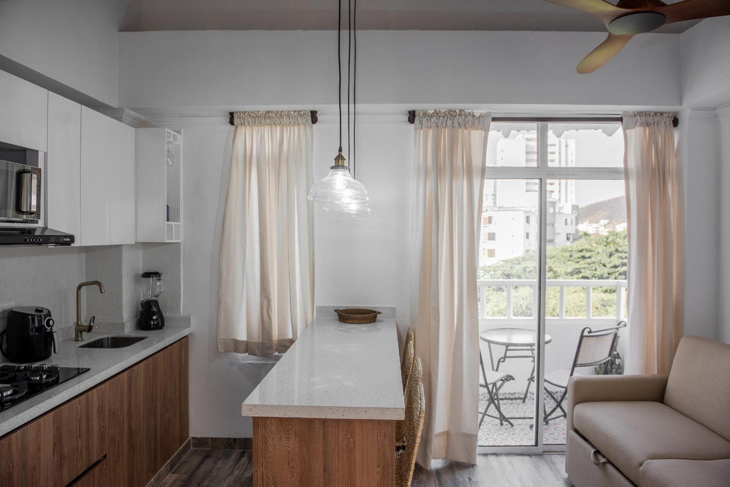 Cómodo apartamento con vista al mar y la montaña