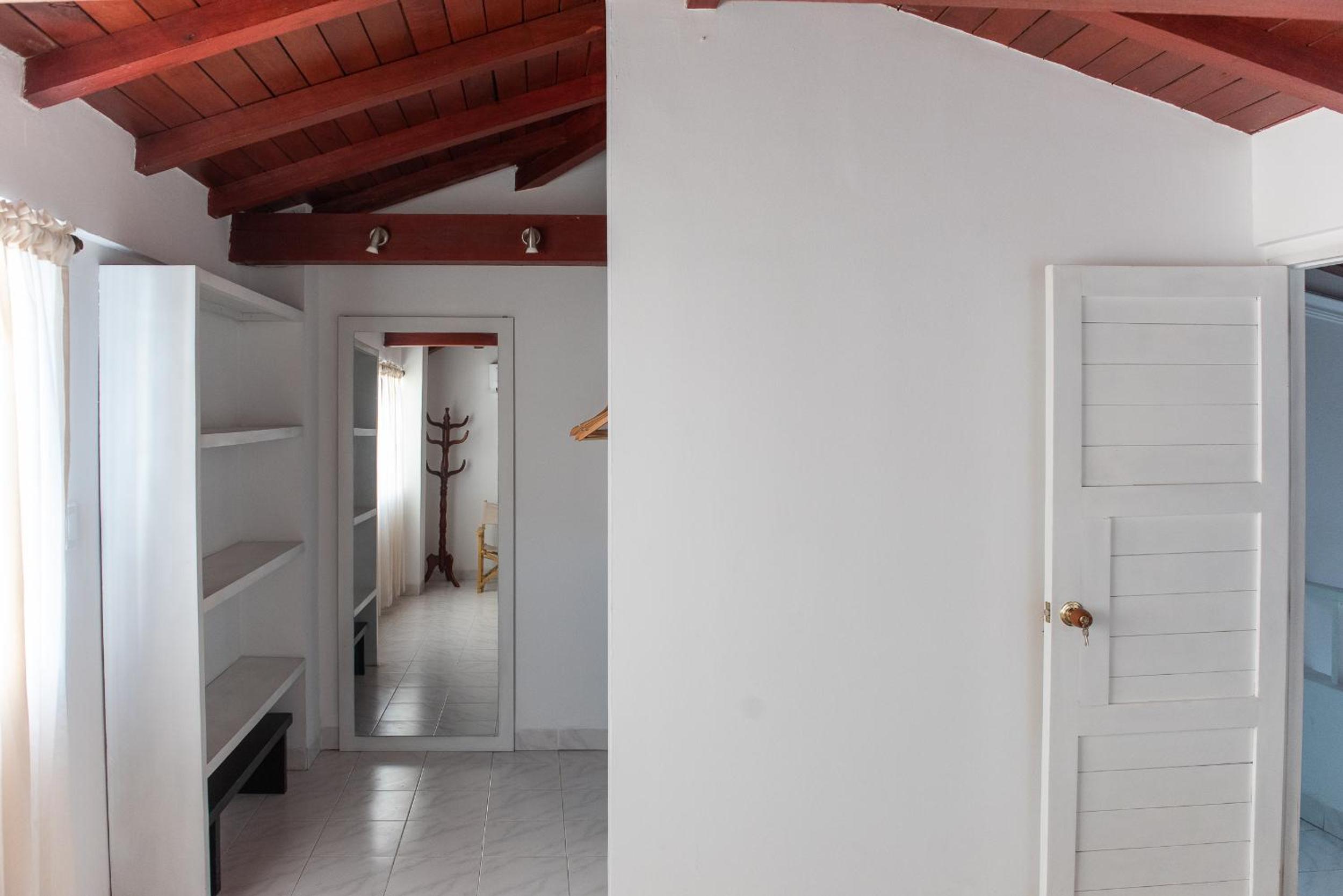 Cómodo apartamento con vista al mar y la montaña