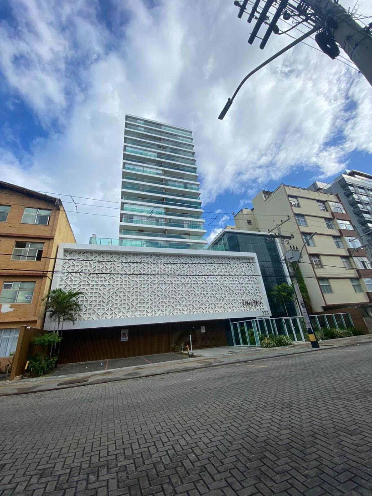 Apartamento alto padrão com vista mar na Barra