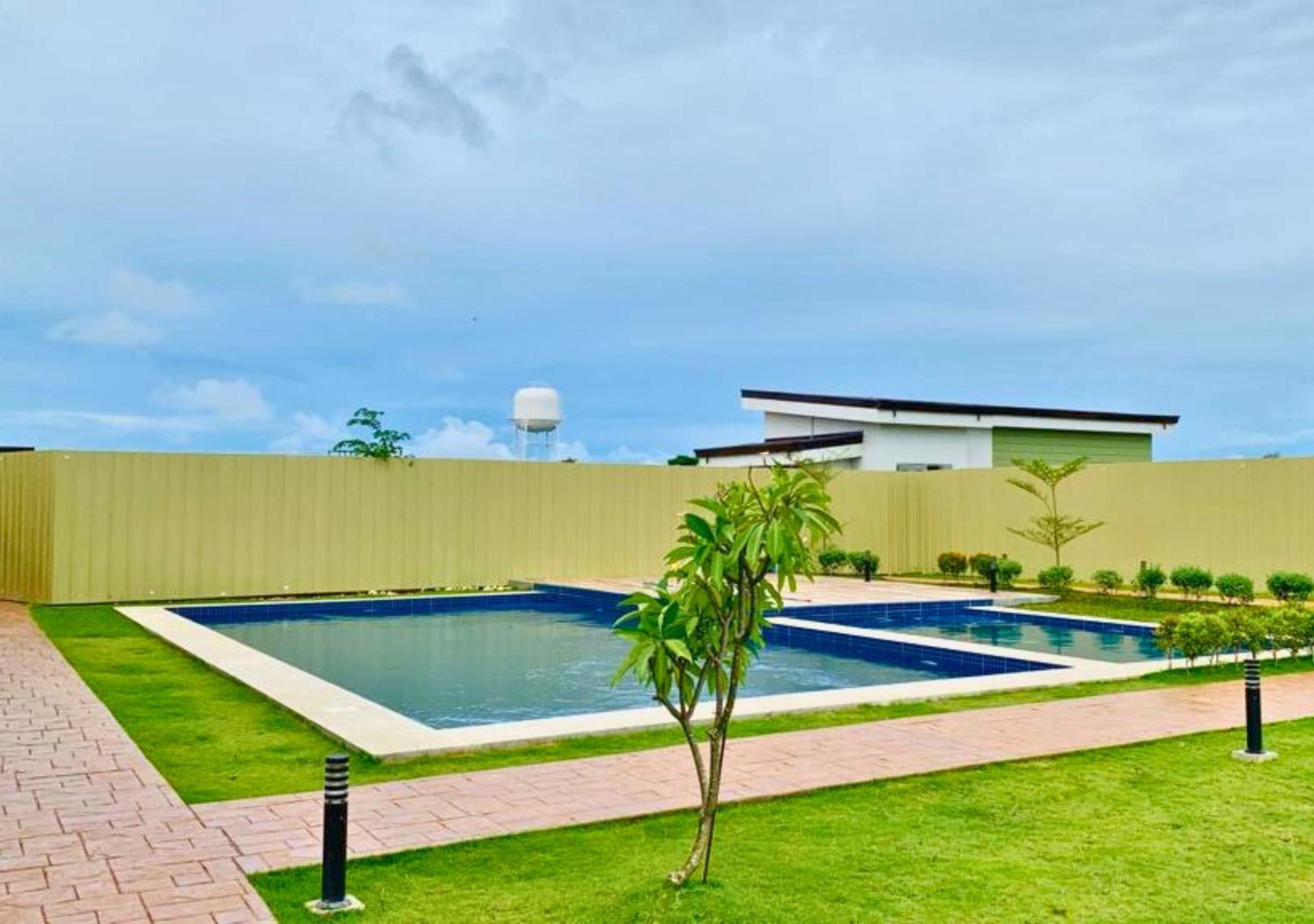 Renovated Nearest Condo in Airport, Malls &School view 3