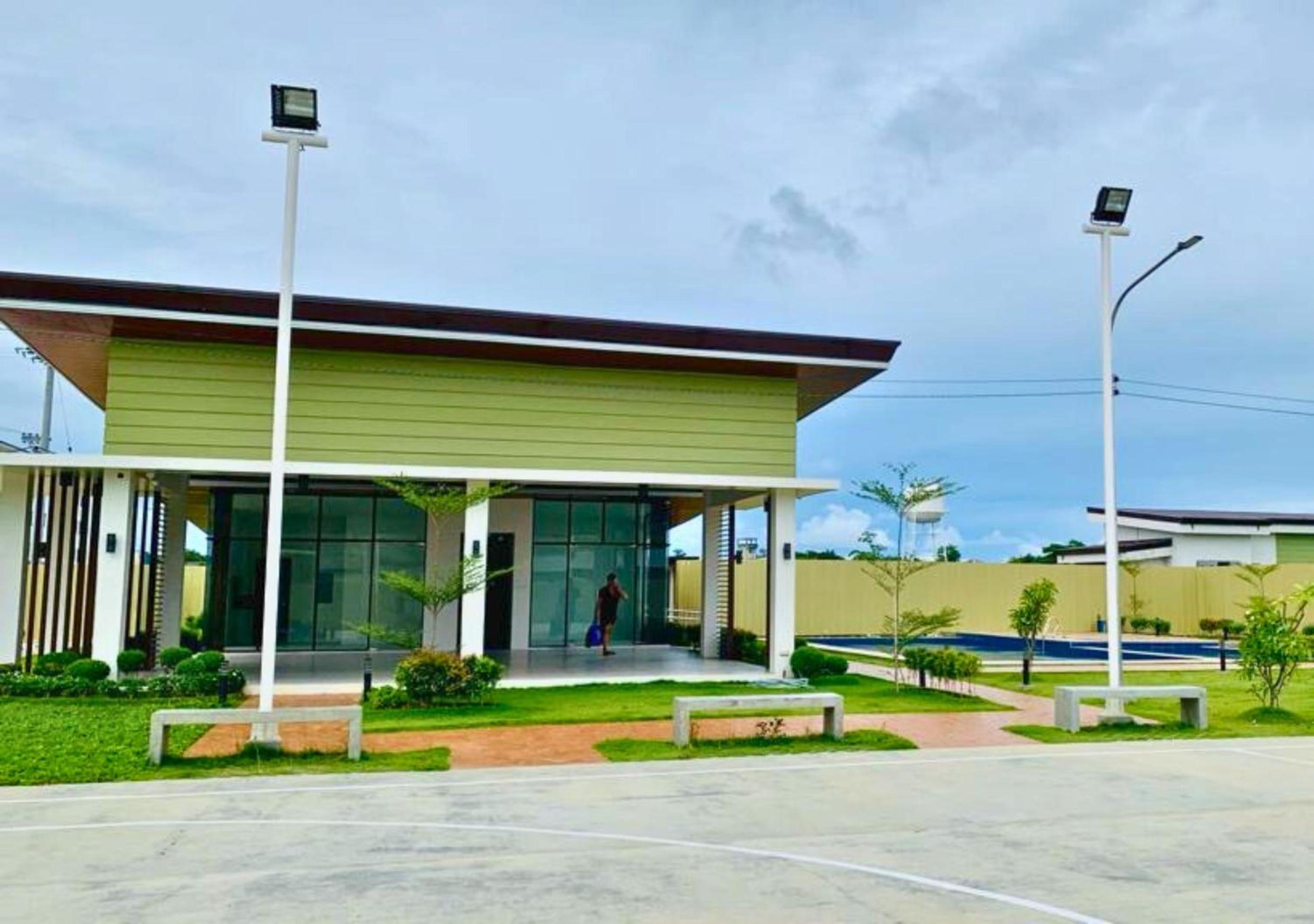 Renovated Nearest Condo in Airport, Malls &School view 2