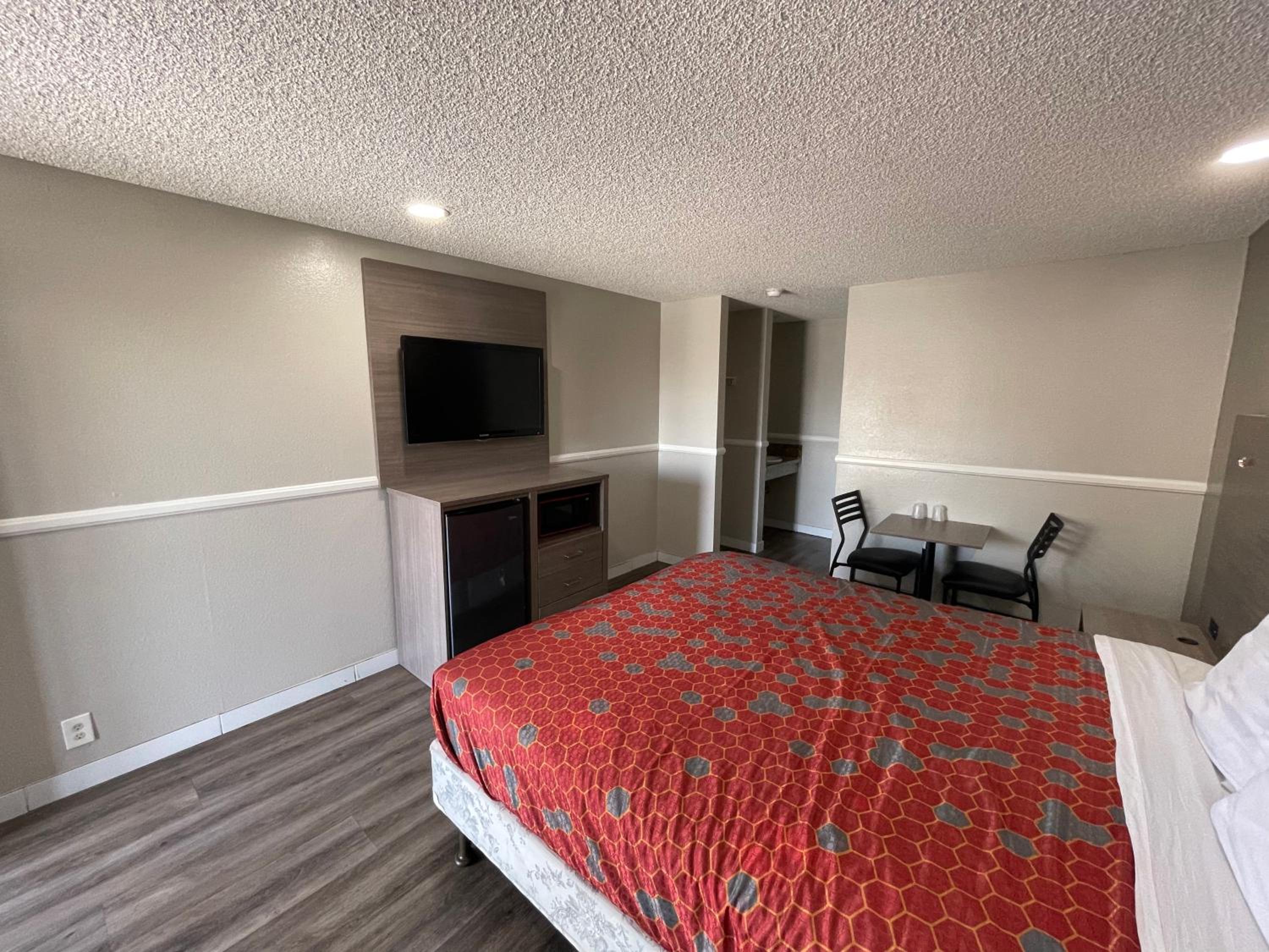 San Bernardino Vacations - Economy Inn - Property Image 6