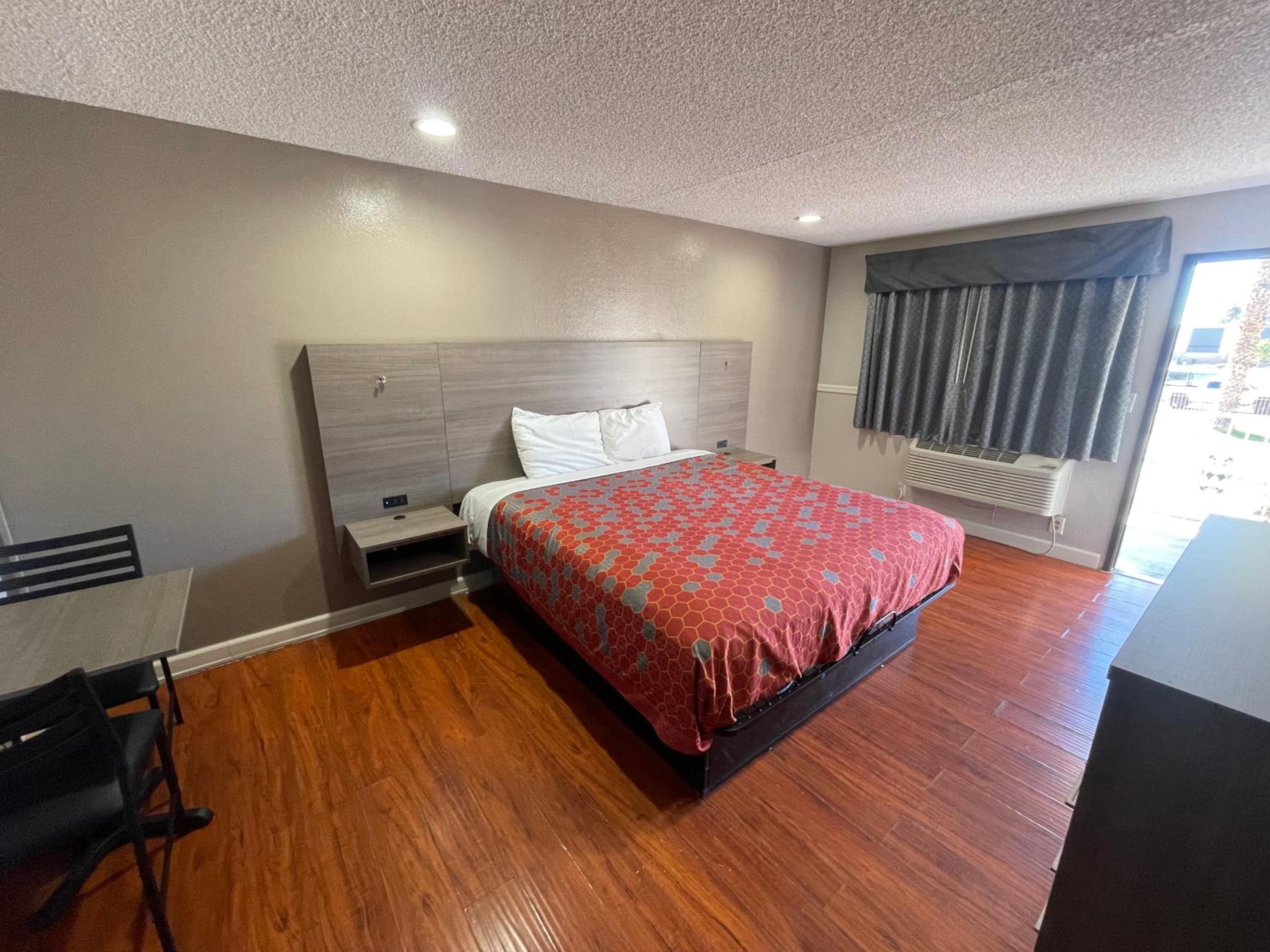 San Bernardino Vacations - Economy Inn - Property Image 2