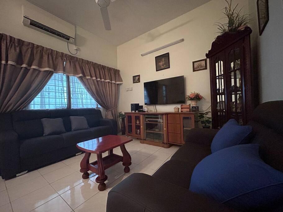 Ipoh Simple Famliy Homestay 3R3B 7-9pax SY24 photo 1