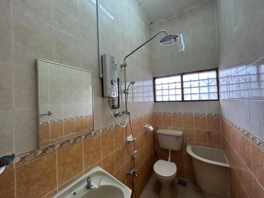 Ipoh Simple Famliy Homestay 3R3B 7-9pax SY24 photo 7
