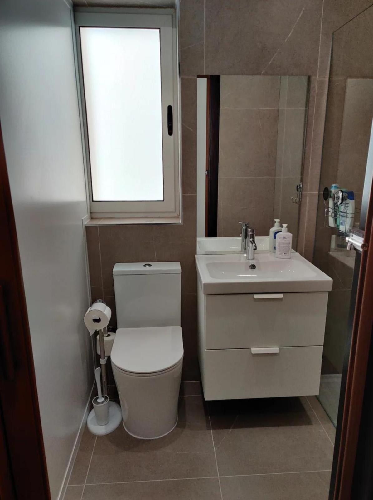 4 bedroom apt 5 mins away from beach and amenities photo 5