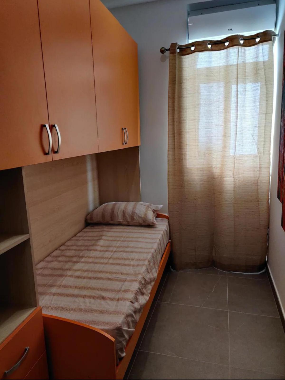4 bedroom apt 5 mins away from beach and amenities photo 3