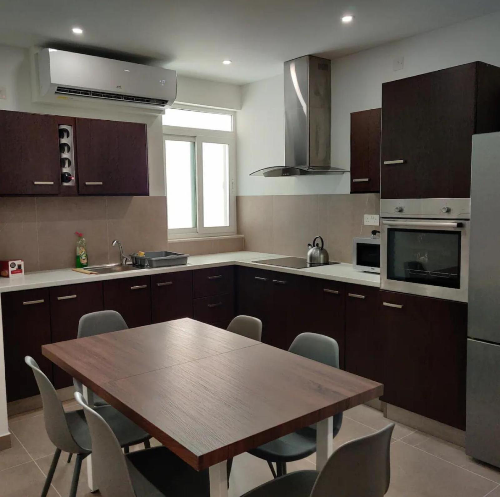 4 bedroom apt 5 mins away from beach and amenities photo 4
