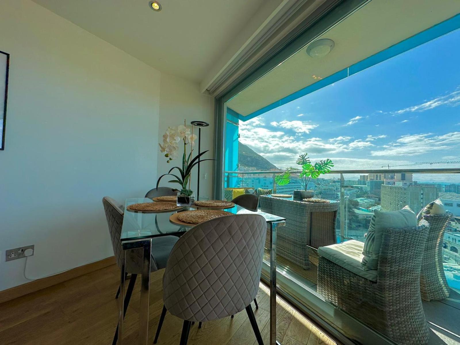 Bright Ocean Village Apartment