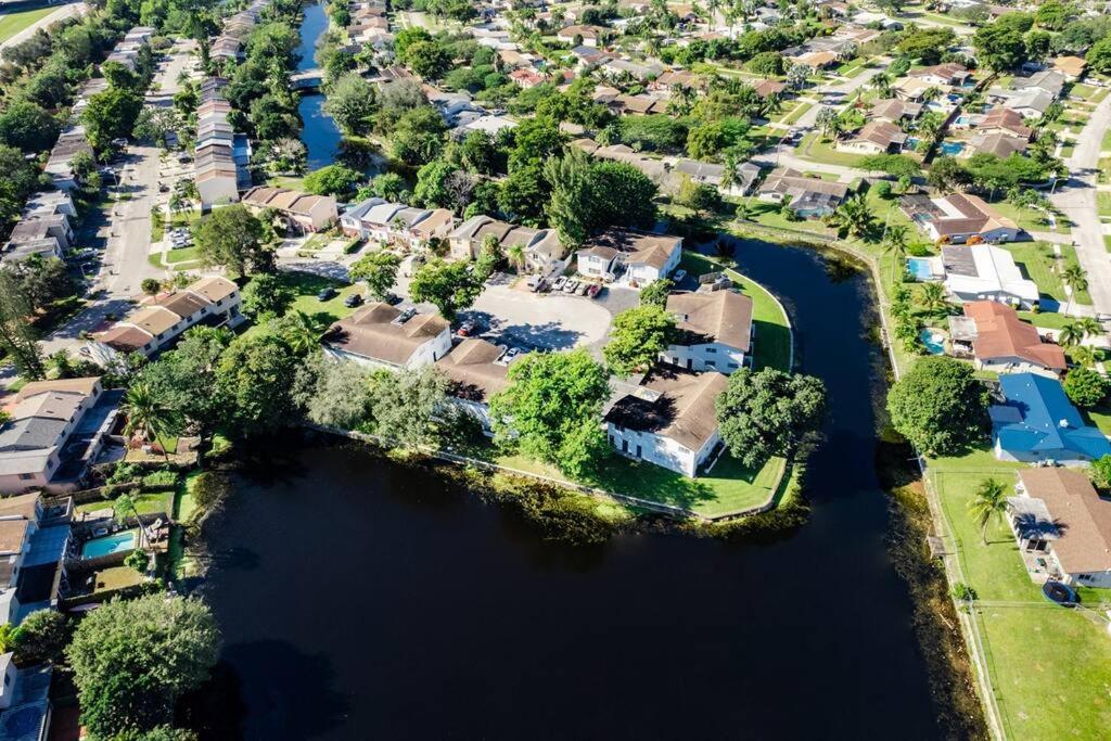 Stylish - Water View Condo - Palm Wave Says view 4