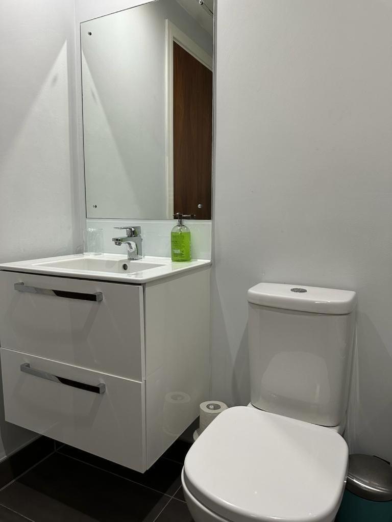Luxury 9ine Beautiful Bull Ring Apartment Free Parking view 5