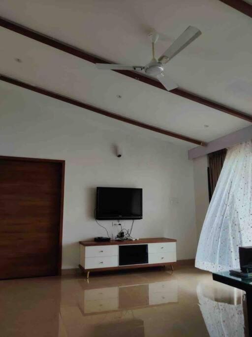 Misty Cliff Pachgani, Luxurious rooms with valley view view 4