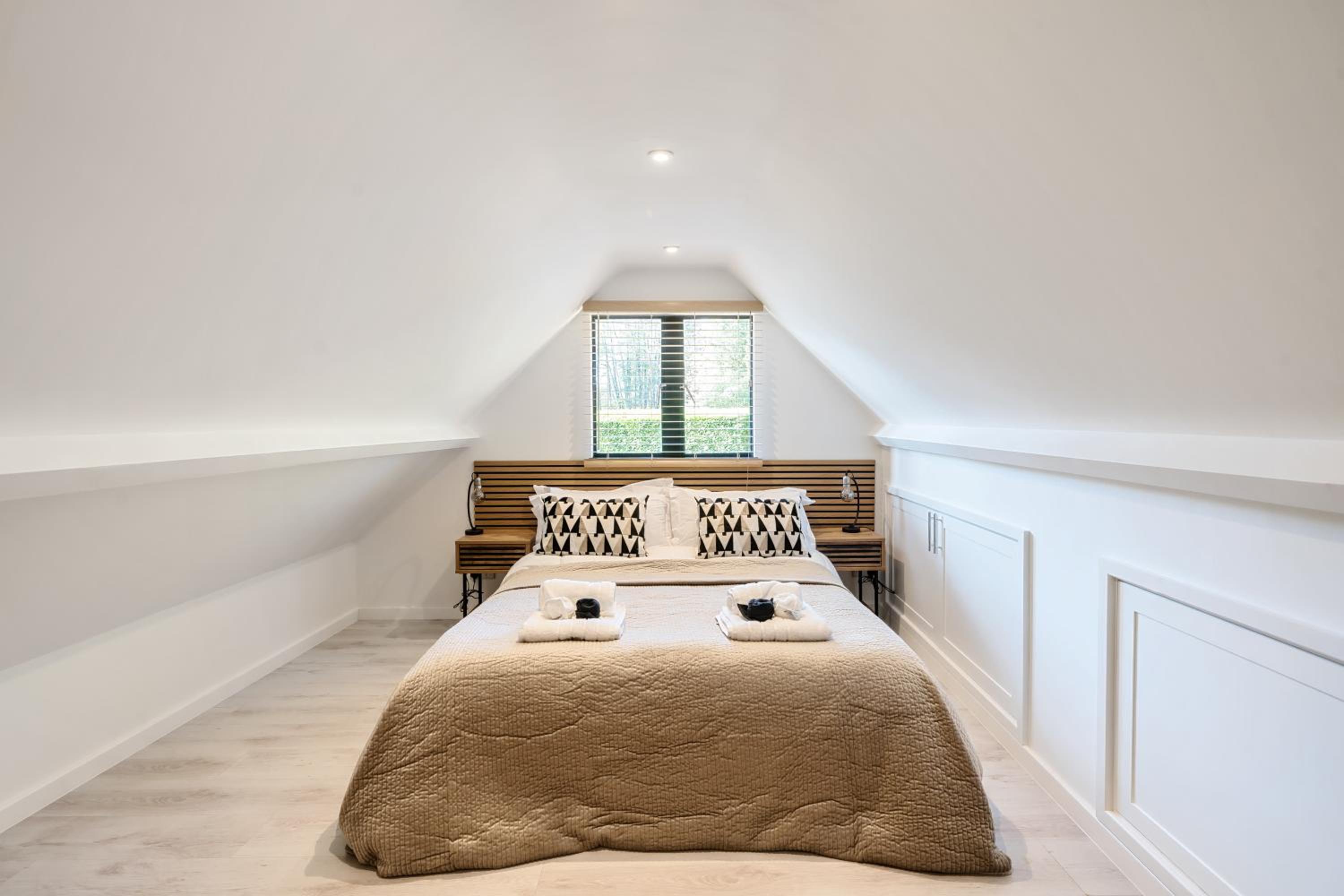 Romantic getaway UK with Private Sauna, King Bed, WiFi 517mbps & EV Charger view 3