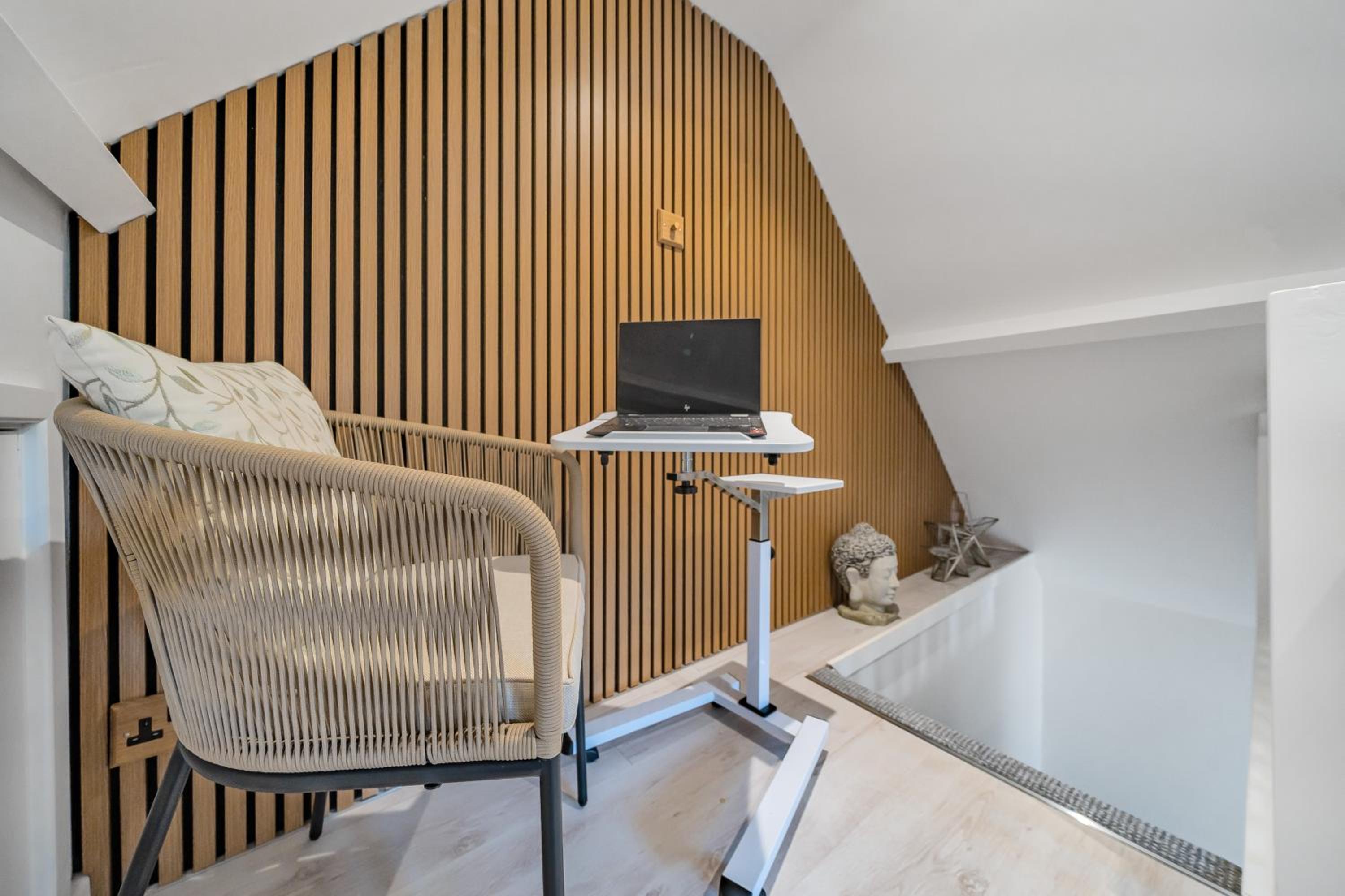 Romantic getaway UK with Private Sauna, King Bed, WiFi 517mbps & EV Charger view 5