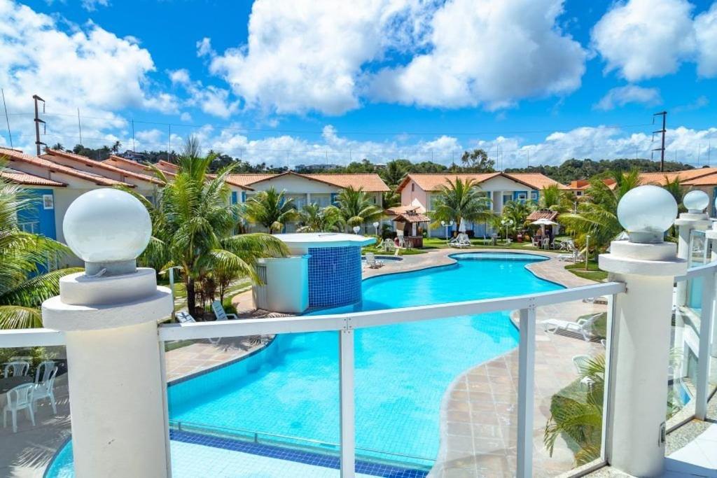 Casas no Residencial Mont Sião com 1, 2 ou 3 suítes (todas com ar condicionado) condomíno a poucos metros da praia de Taperapuã (Axé Moi), com 2 piscinas a
