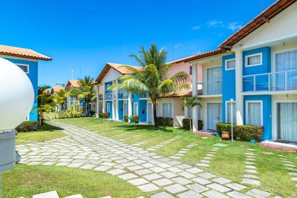 Casas no Residencial Mont Sião com 1, 2 ou 3 suítes (todas com ar condicionado) condomíno a poucos metros da praia de Taperapuã (Axé Moi), com 2 piscinas a