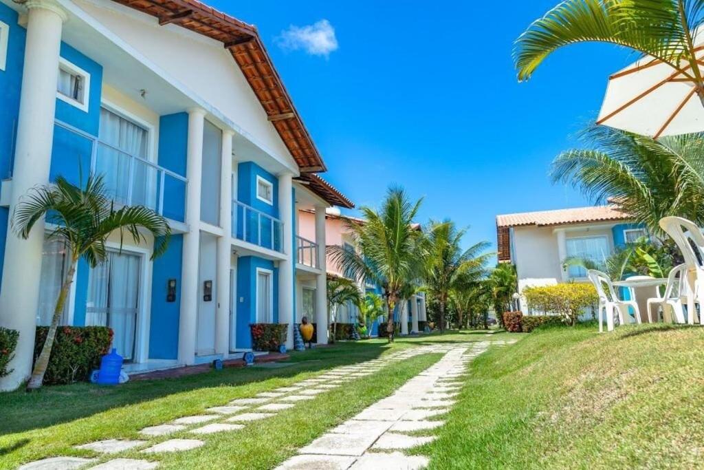 Casas no Residencial Mont Sião com 1, 2 ou 3 suítes (todas com ar condicionado) condomíno a poucos metros da praia de Taperapuã (Axé Moi), com 2 piscinas a