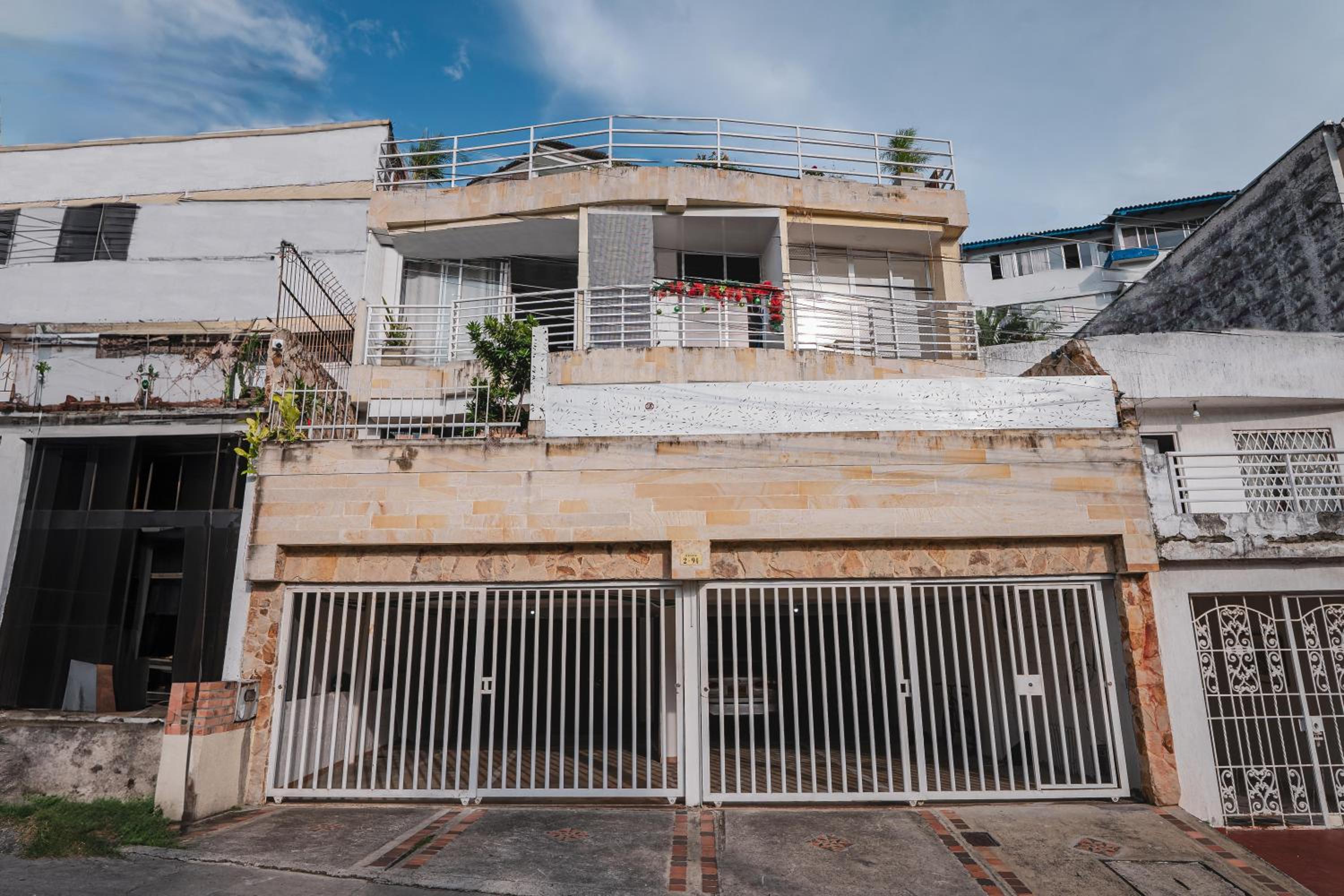 FLORA New & beautiful studio apartment with rooftop