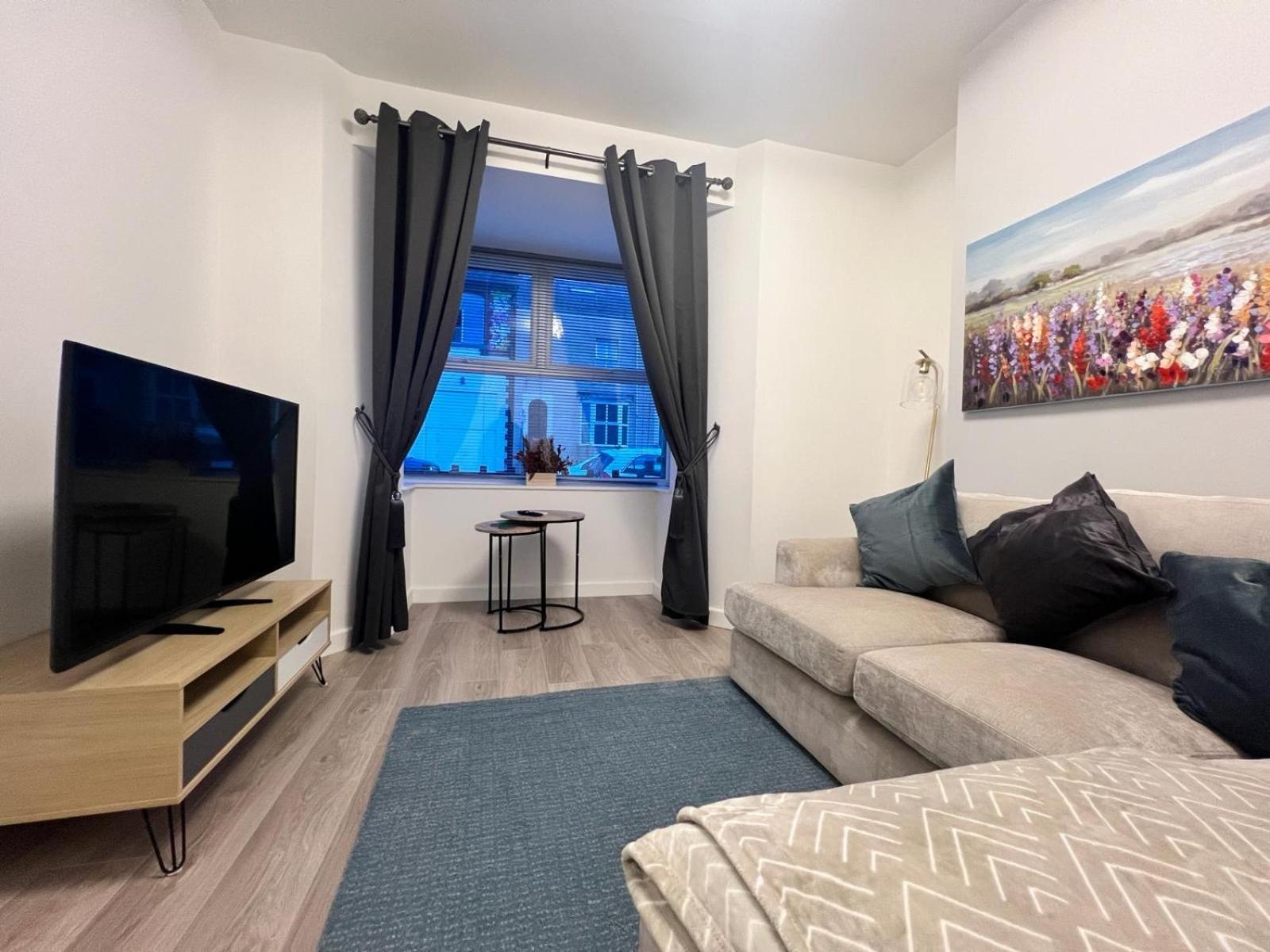 4 bedroom, sleeps 8 comfy home near to City Centre and Beaches! view 5