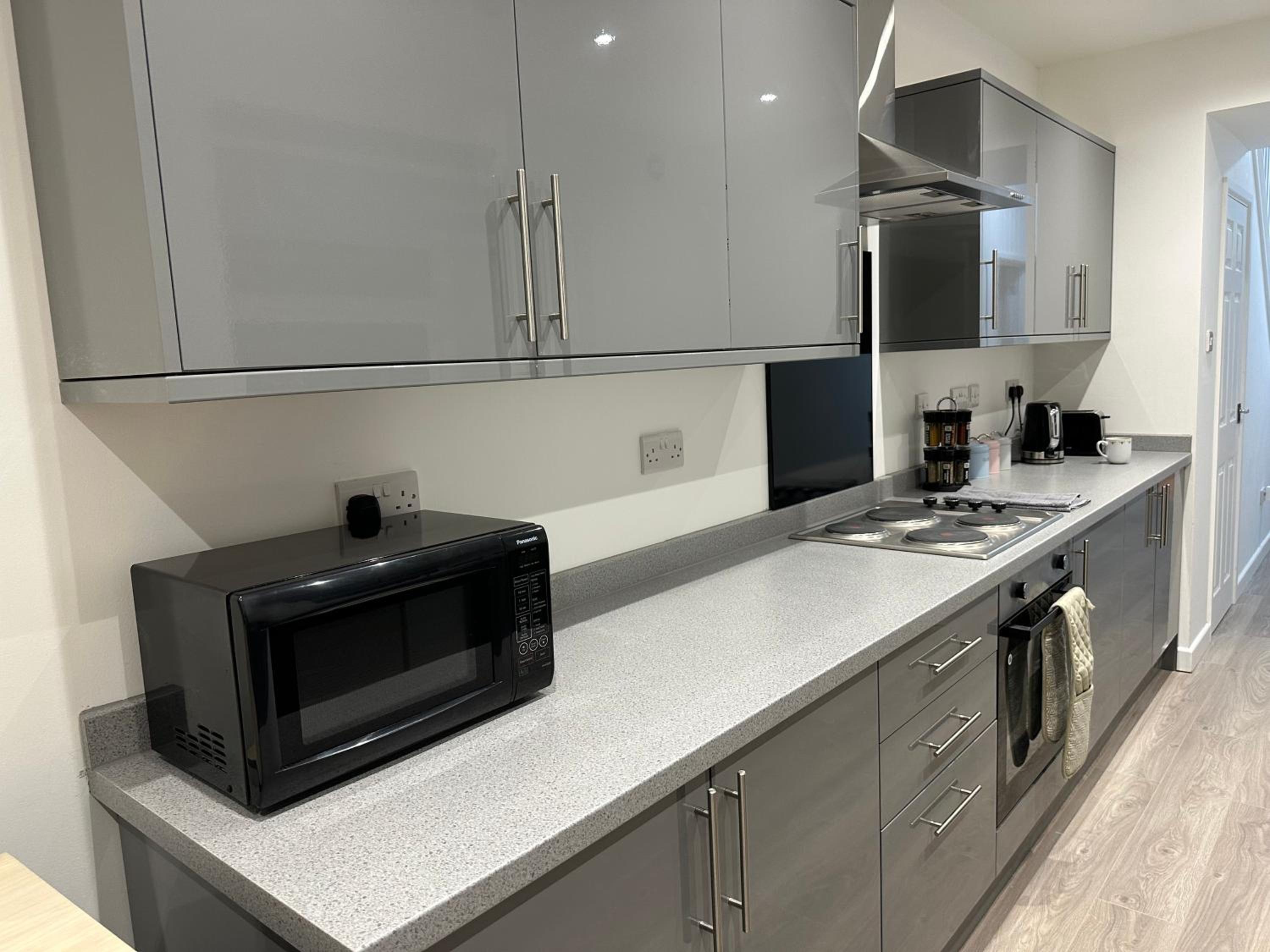 4 bedroom, sleeps 8 comfy home near to City Centre and Beaches! view 2