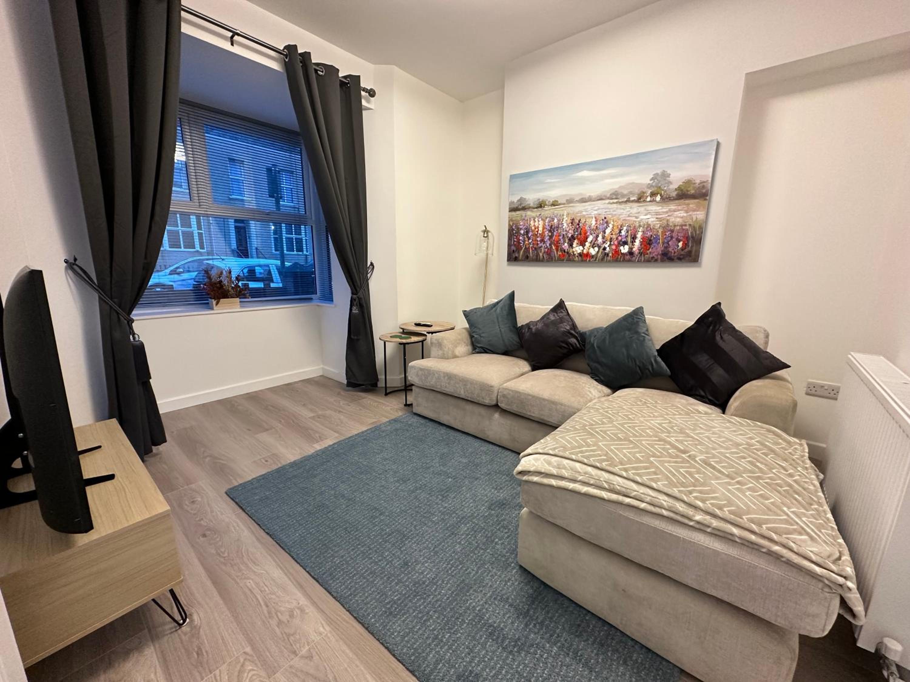 4 bedroom, sleeps 8 comfy home near to City Centre and Beaches! view 4
