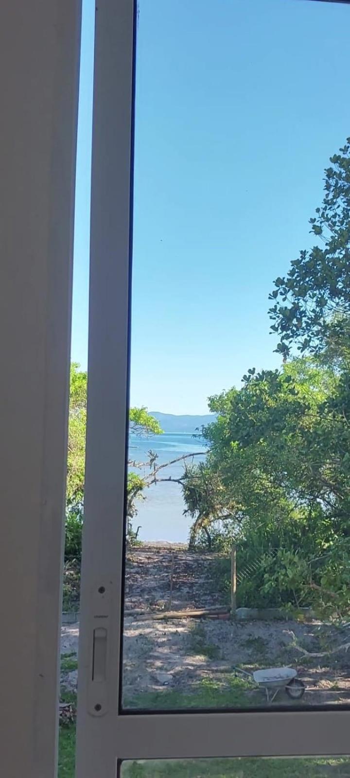 Casa em Paraty pé na areia de frente para o Mar
