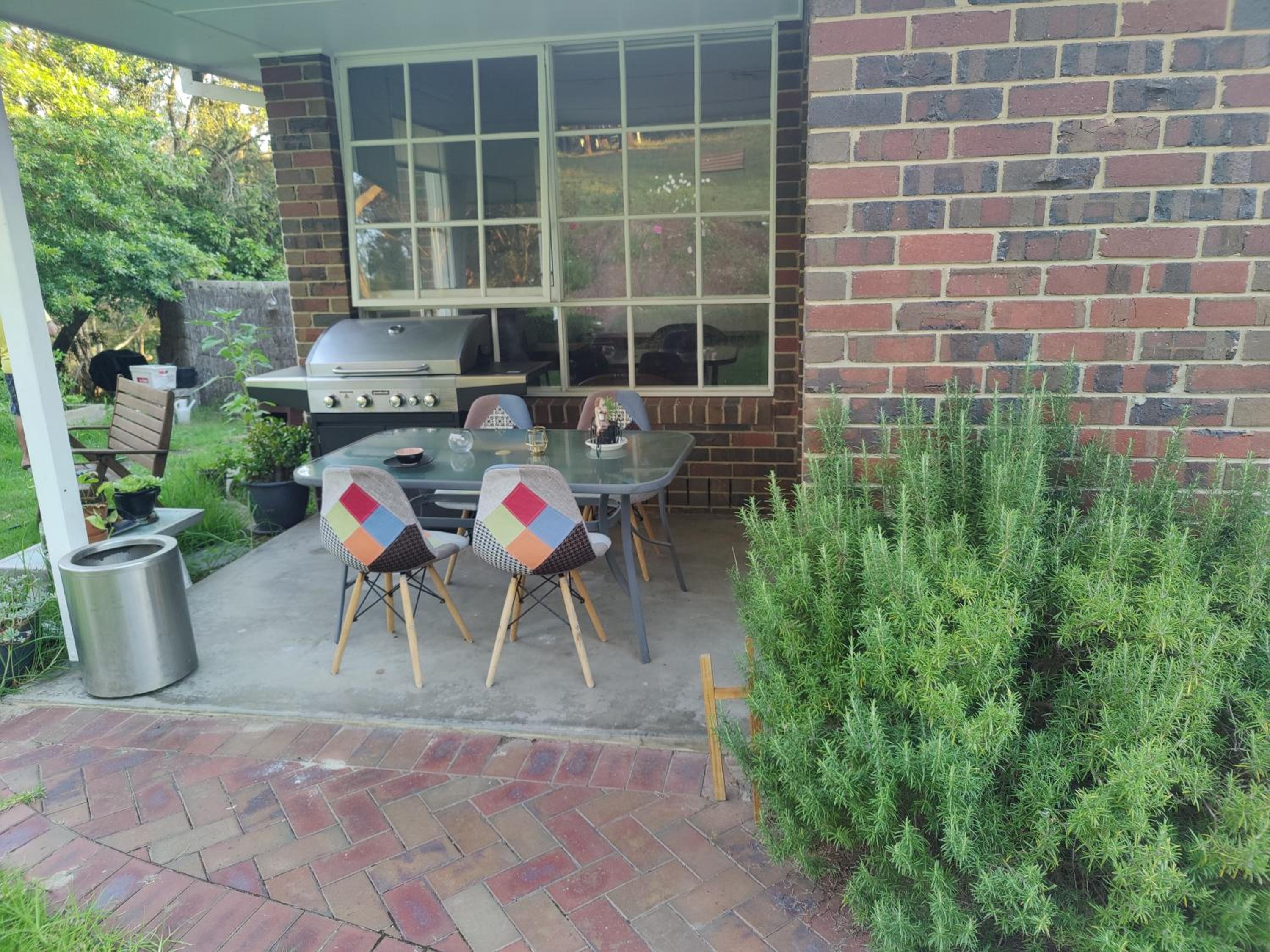 4-bedroom Acre Retreat with Pool & Garden - Pets and Long Stays Welcome