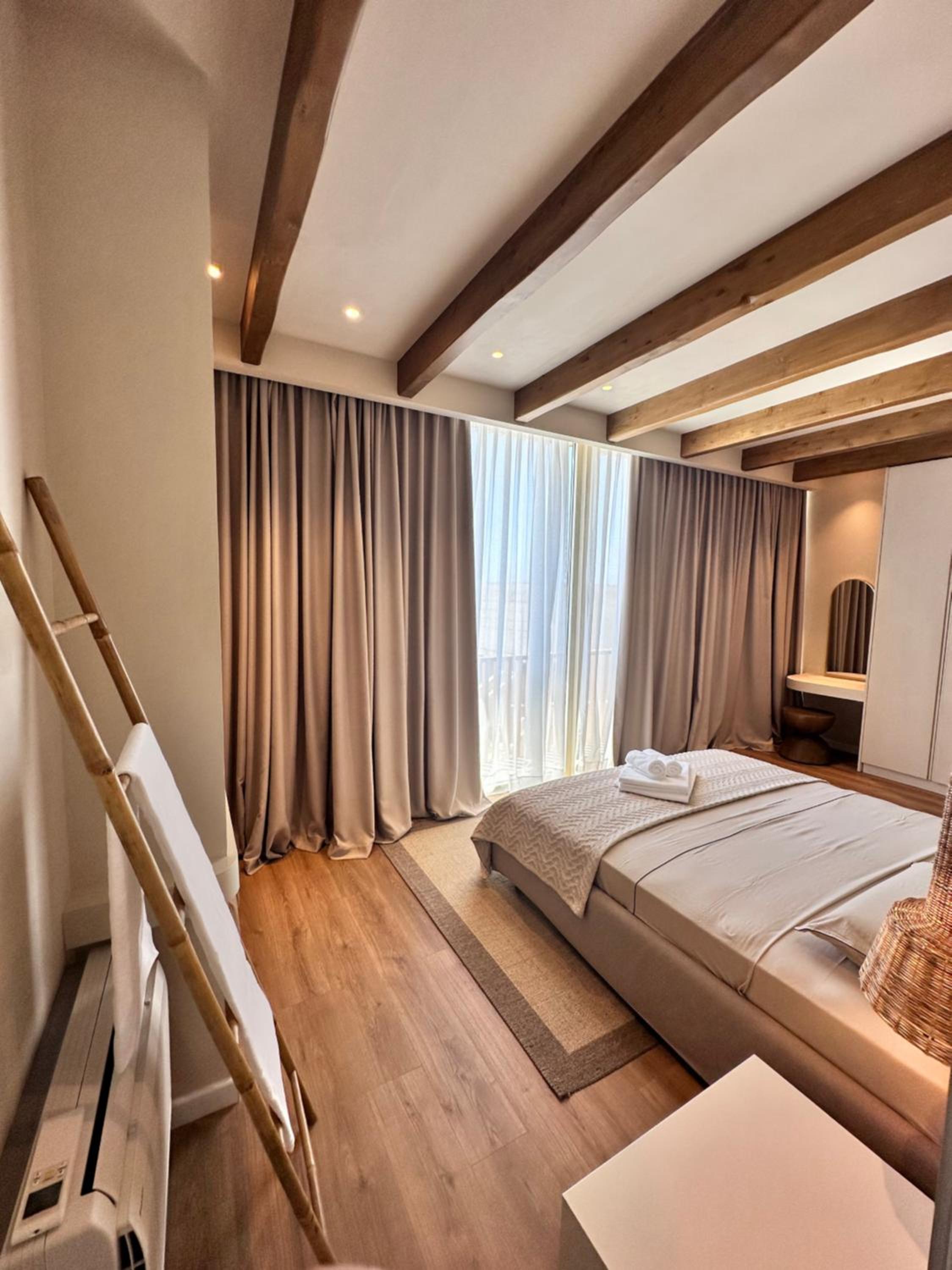 Del Mar Luxury 6 Bedroom Villa with Private Pool and Seafront