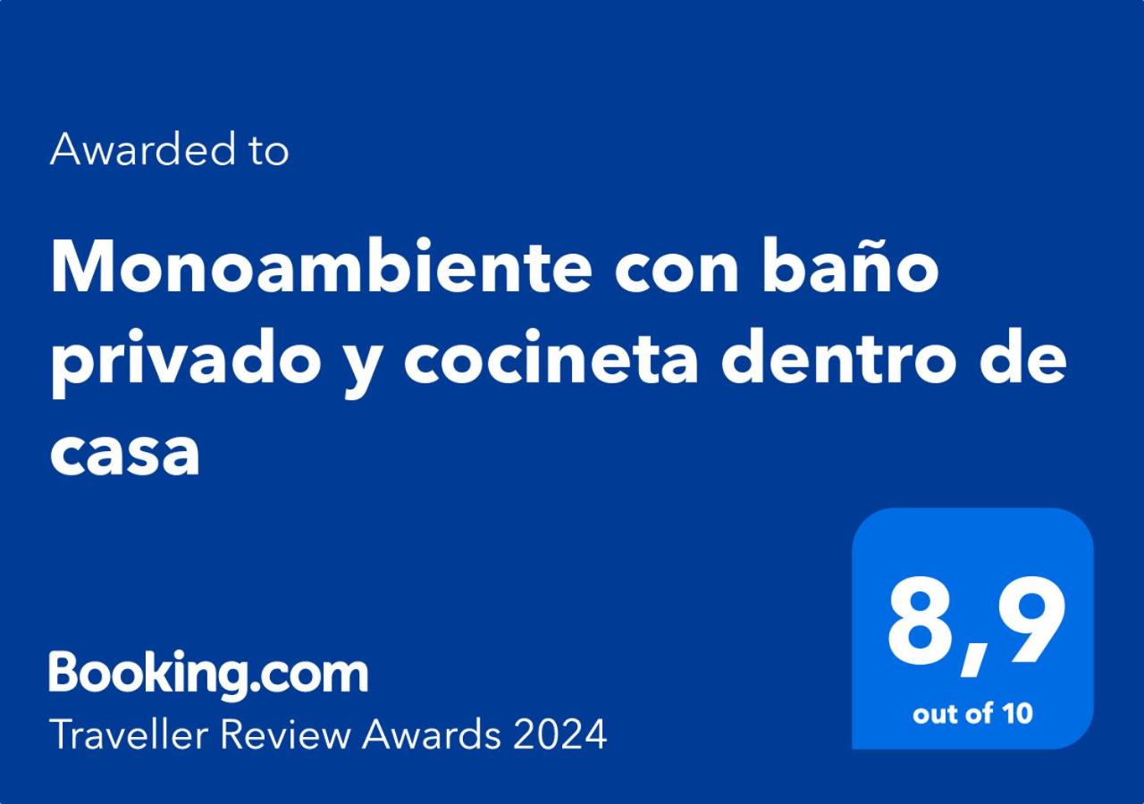 Monoambiente con baño privado y cocineta dentro de casa