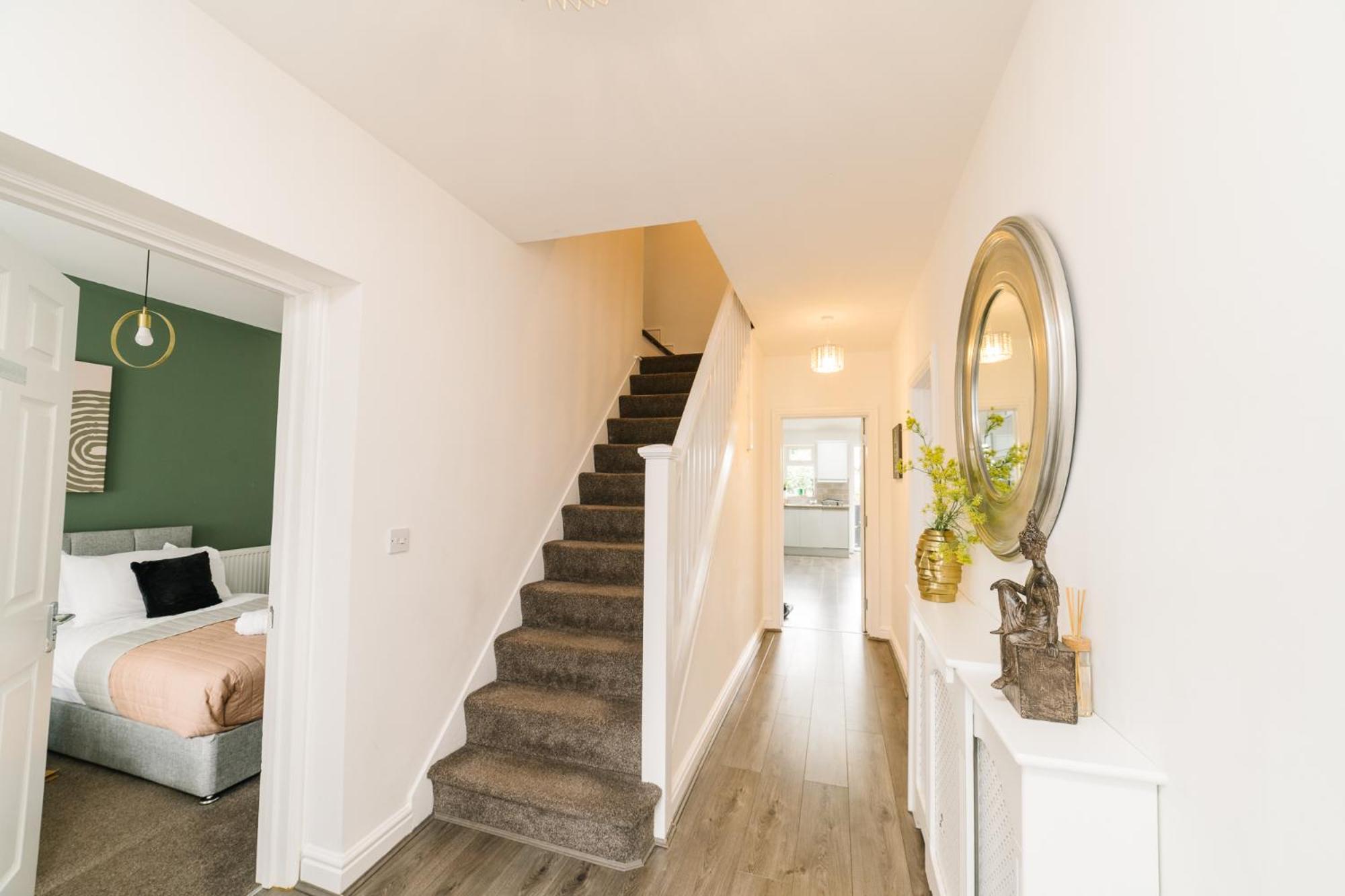 Boutique 5-bed 5-Ensuite Stunning Solihull Gem, near JLR, Airport, Resorts World,NEC view 2