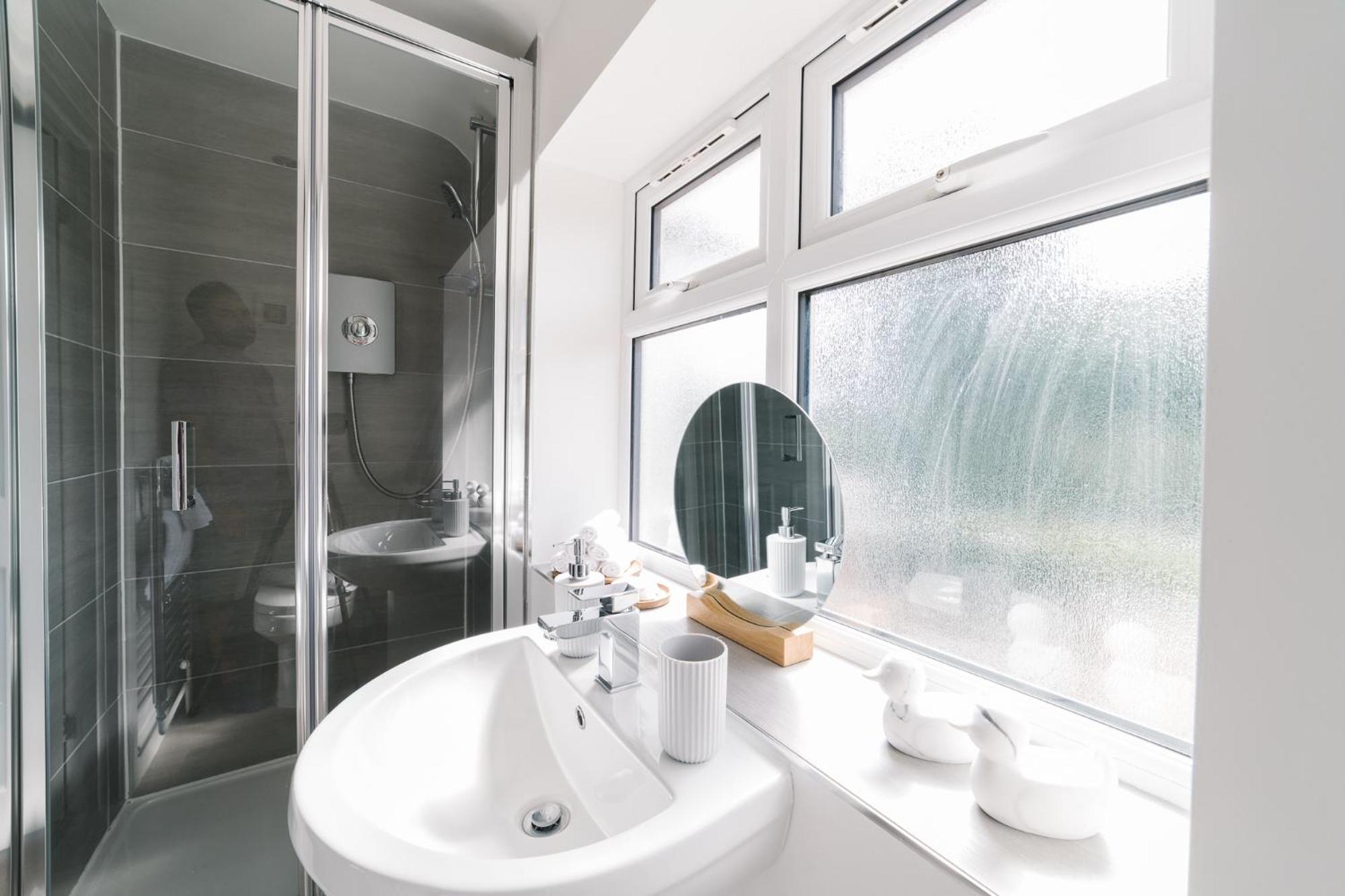 Boutique 5-bed 5-Ensuite Stunning Solihull Gem, near JLR, Airport, Resorts World,NEC view 4