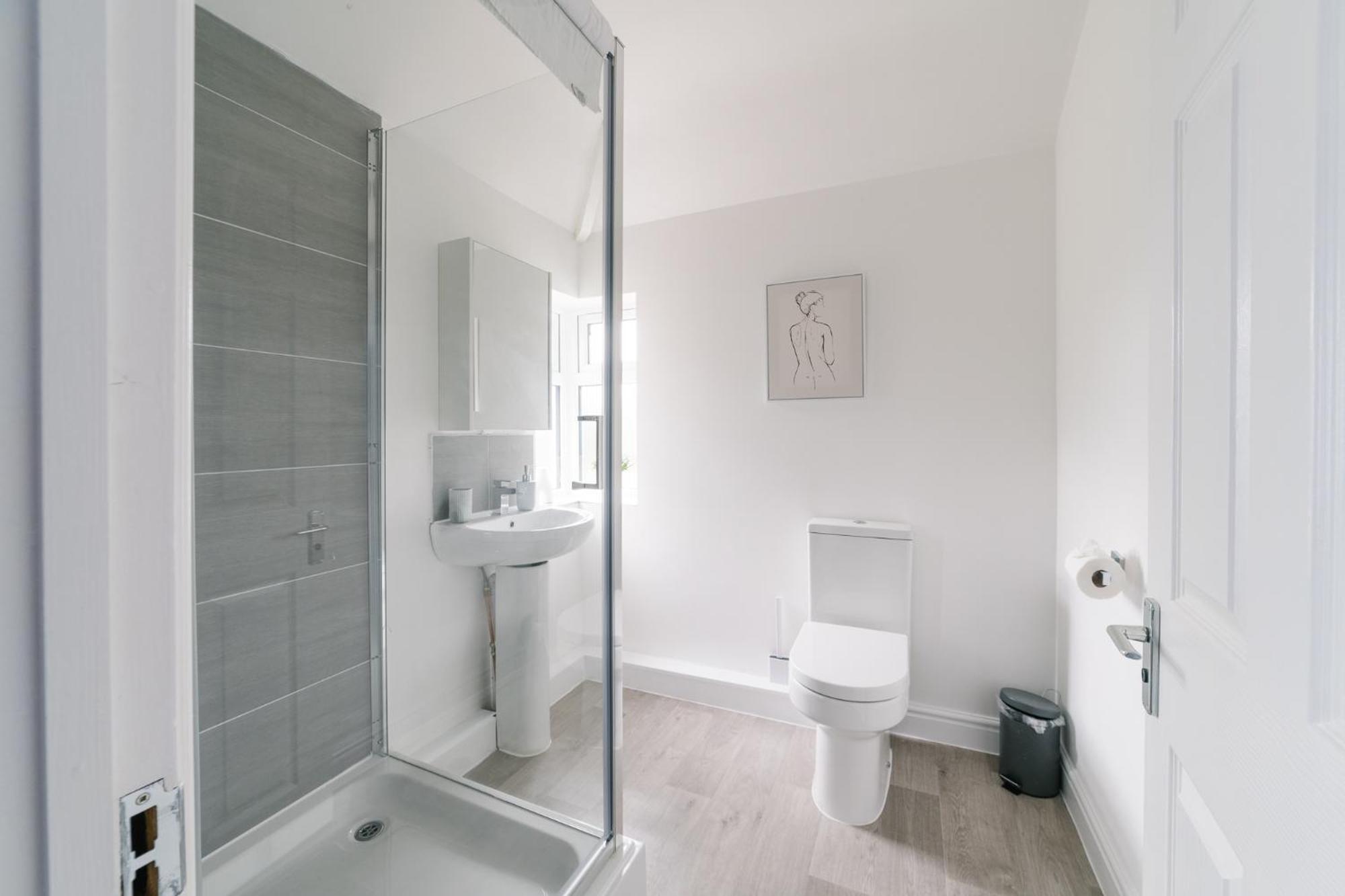Boutique 5-bed 5-Ensuite Stunning Solihull Gem, near JLR, Airport, Resorts World,NEC view 3