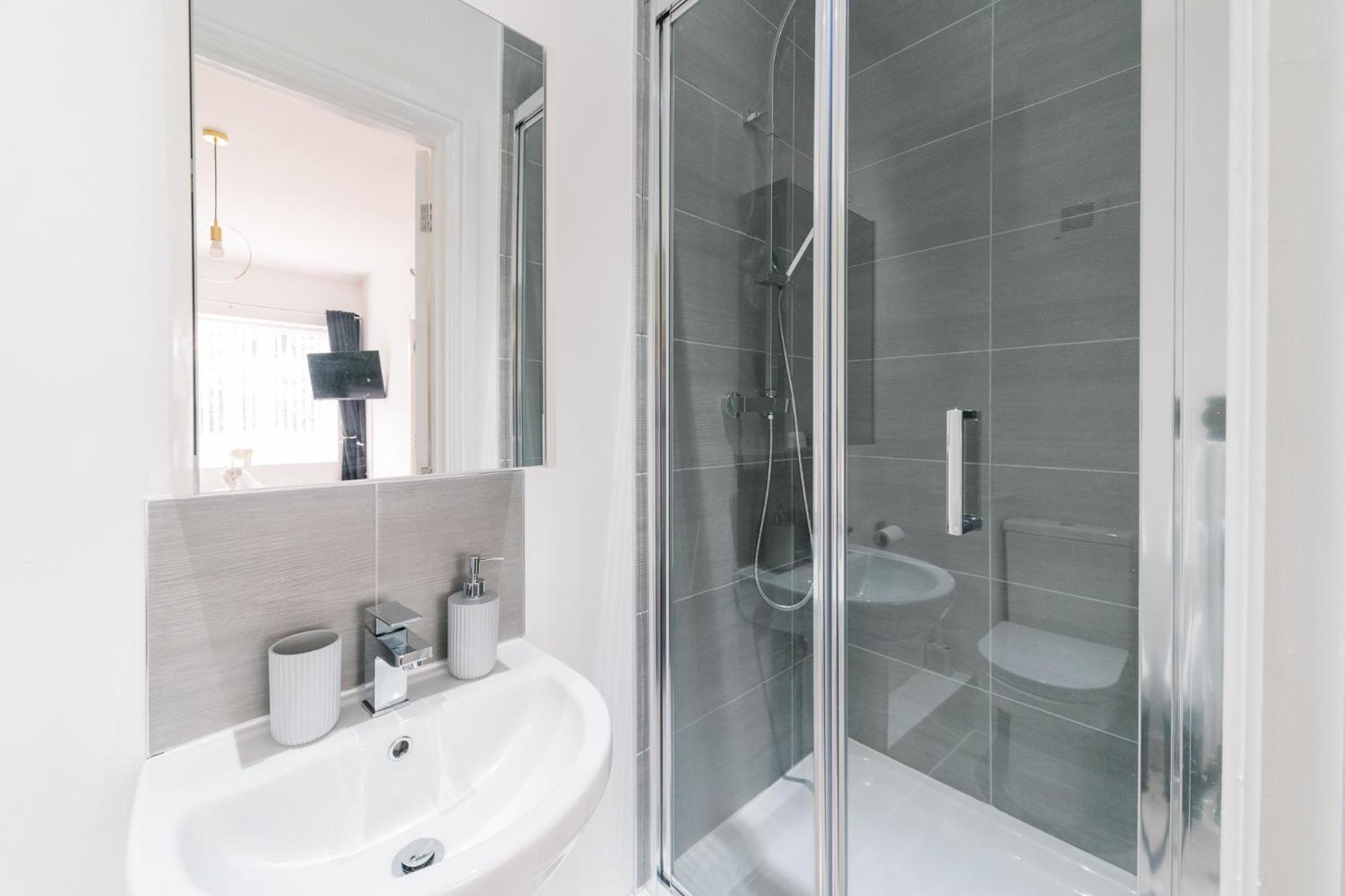 Boutique 5-bed 5-Ensuite Stunning Solihull Gem, near JLR, Airport, Resorts World,NEC view 5