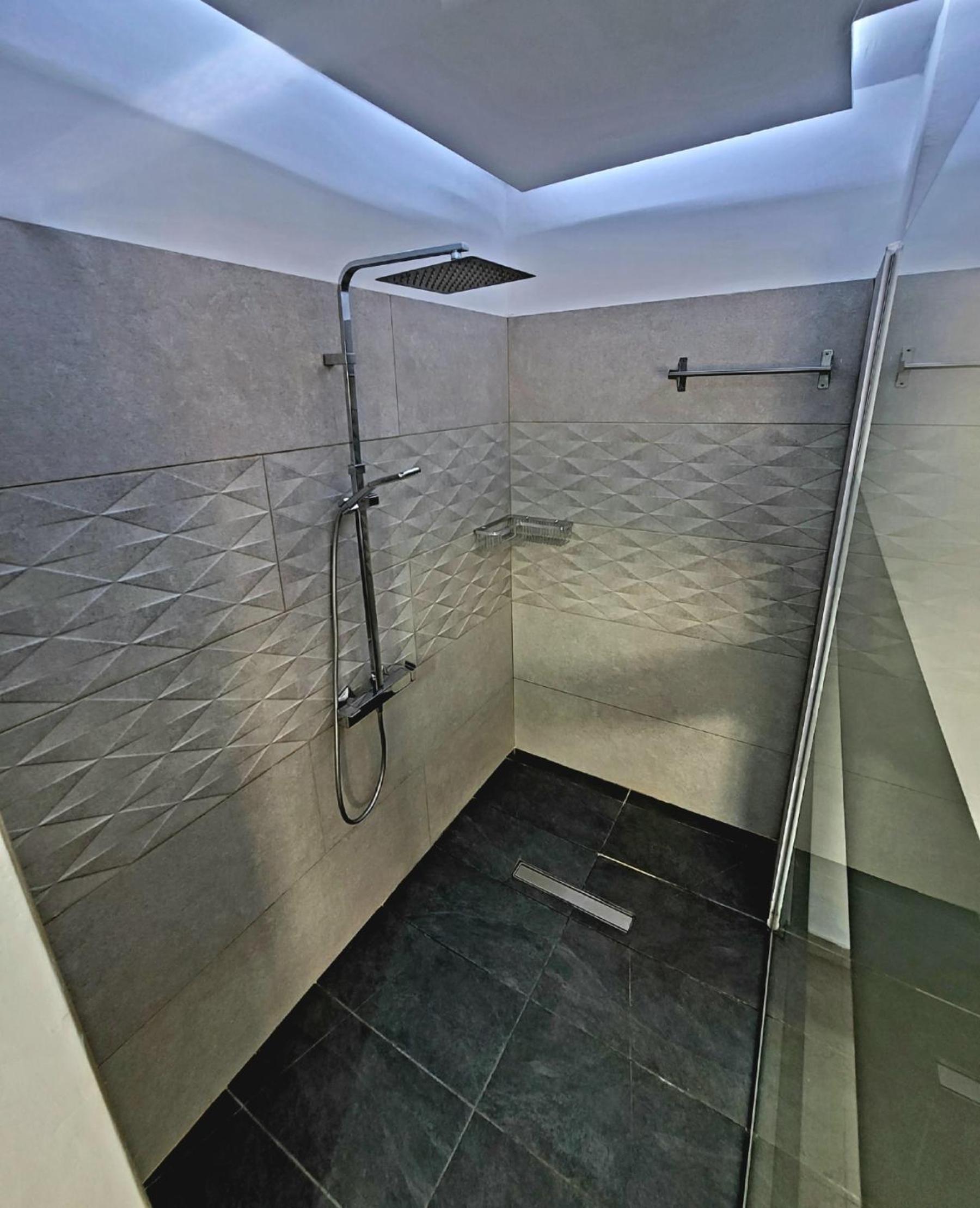 Palm Sea Suite 17