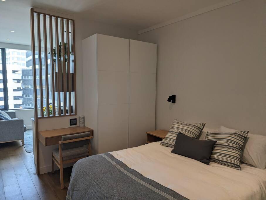 Trendy studio at the Barracks on Bree view 2