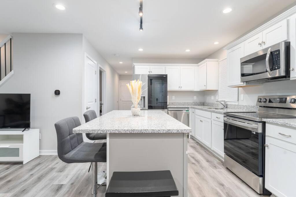 Detroit Vacations - 3 Bedroom 2 Bath House in Farmington Hills - Property Image 1