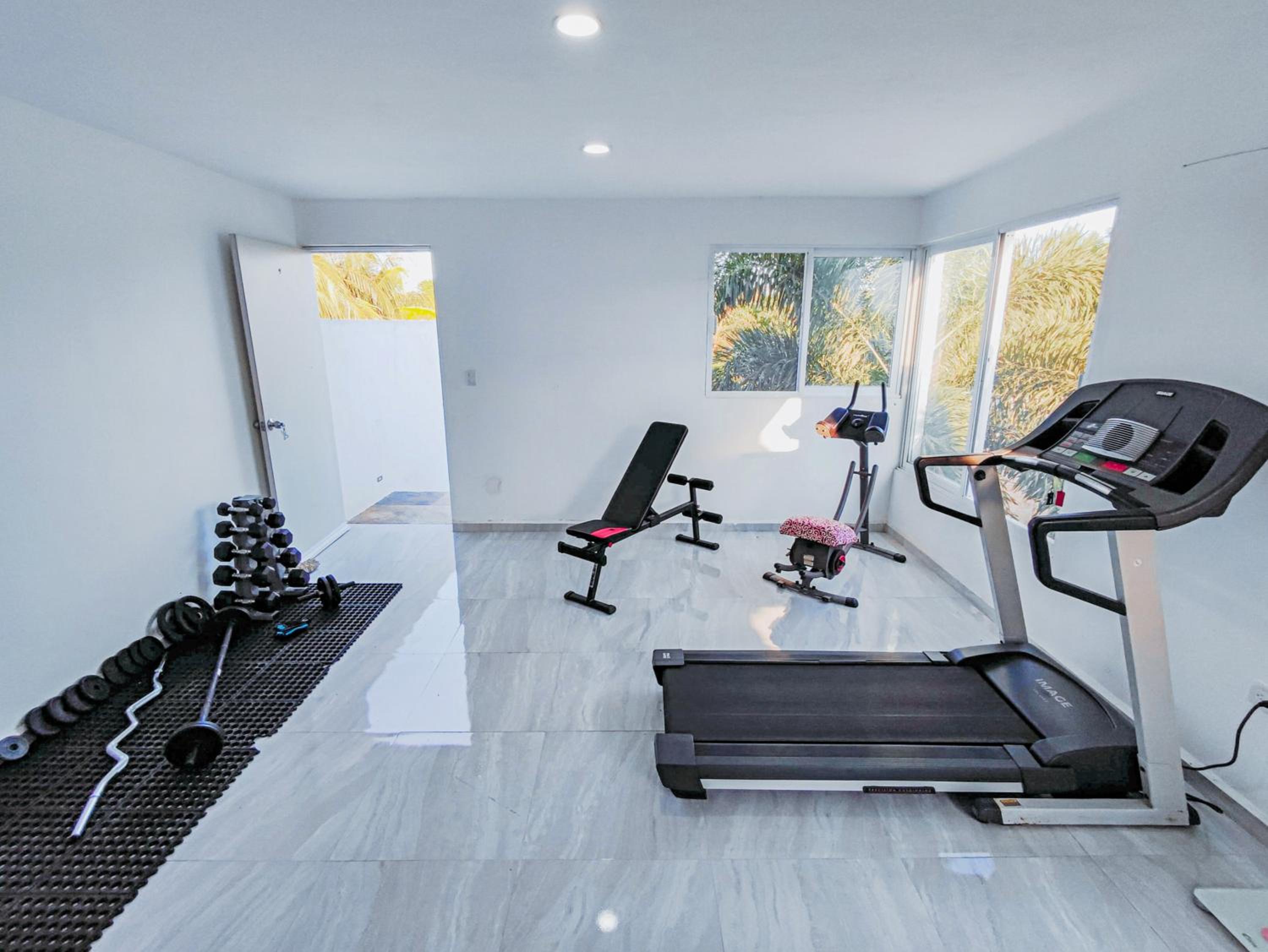 Villa moderna con alberca, gimnasio y cochera