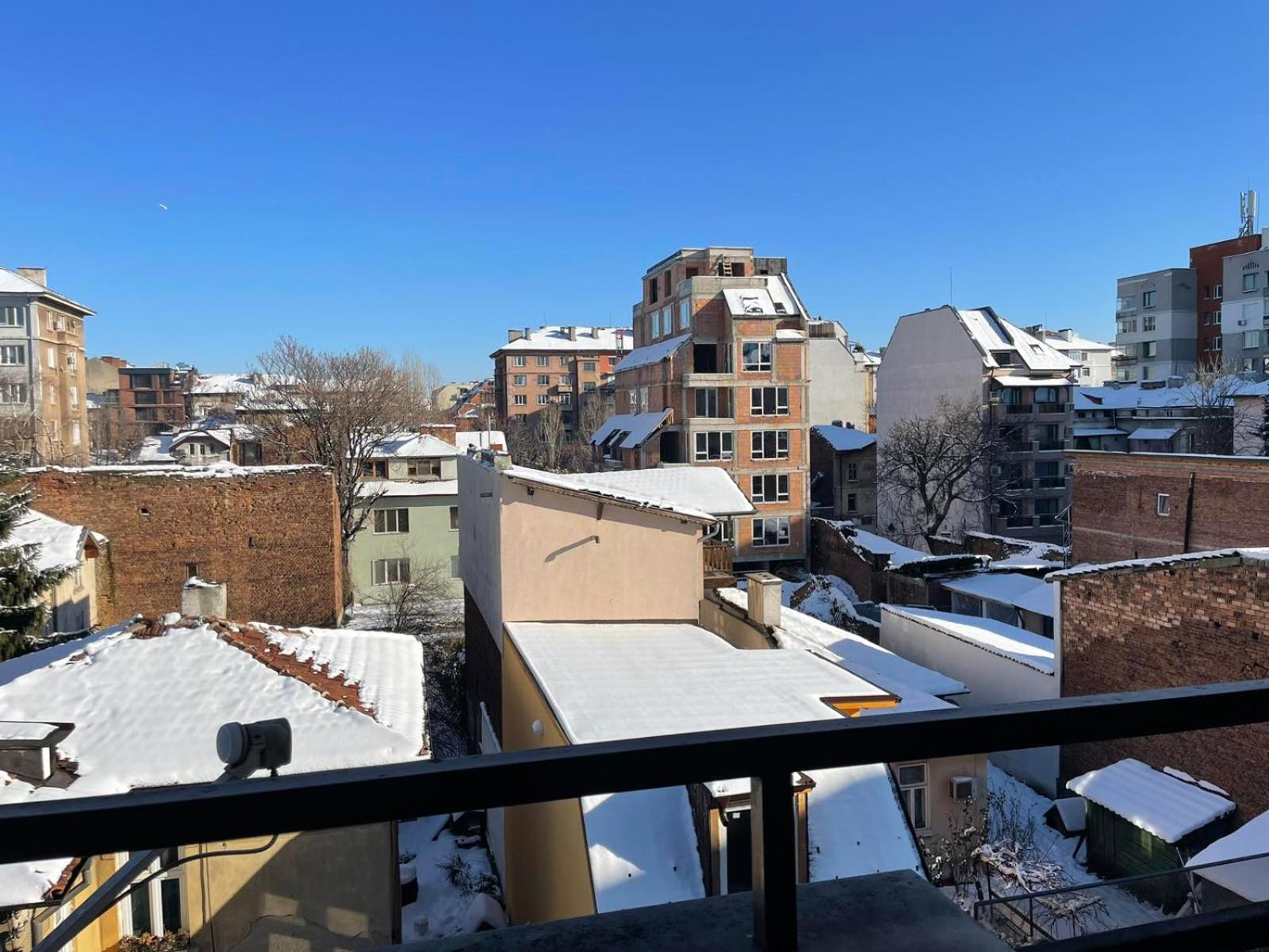 Central Apartment with Free Parking and Balcony
