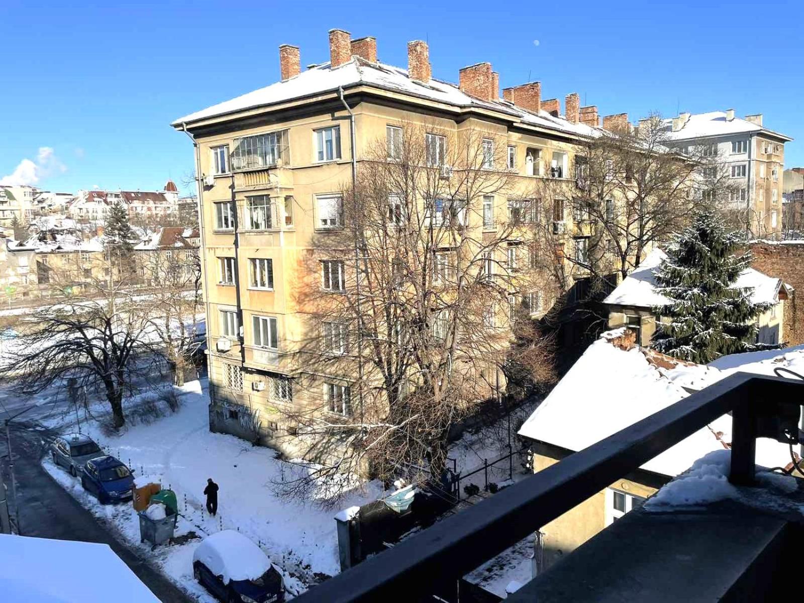 Central Apartment with Free Parking and Balcony