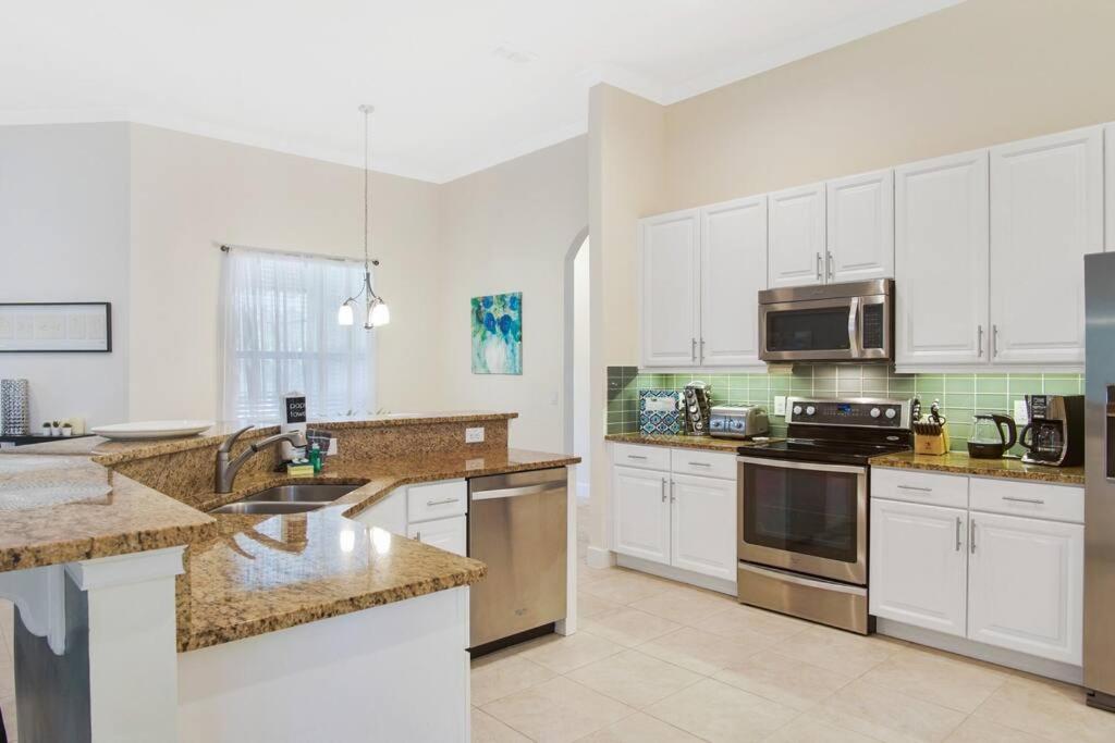 Contemporary stunning 5 bed, 4 bath single Storey view 4